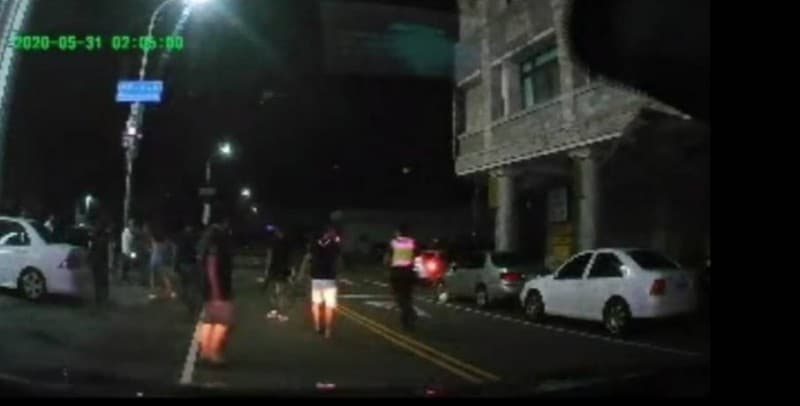 快打部隊介入,迅速隔離雙方,壓熄戰火。(翻攝畫面)