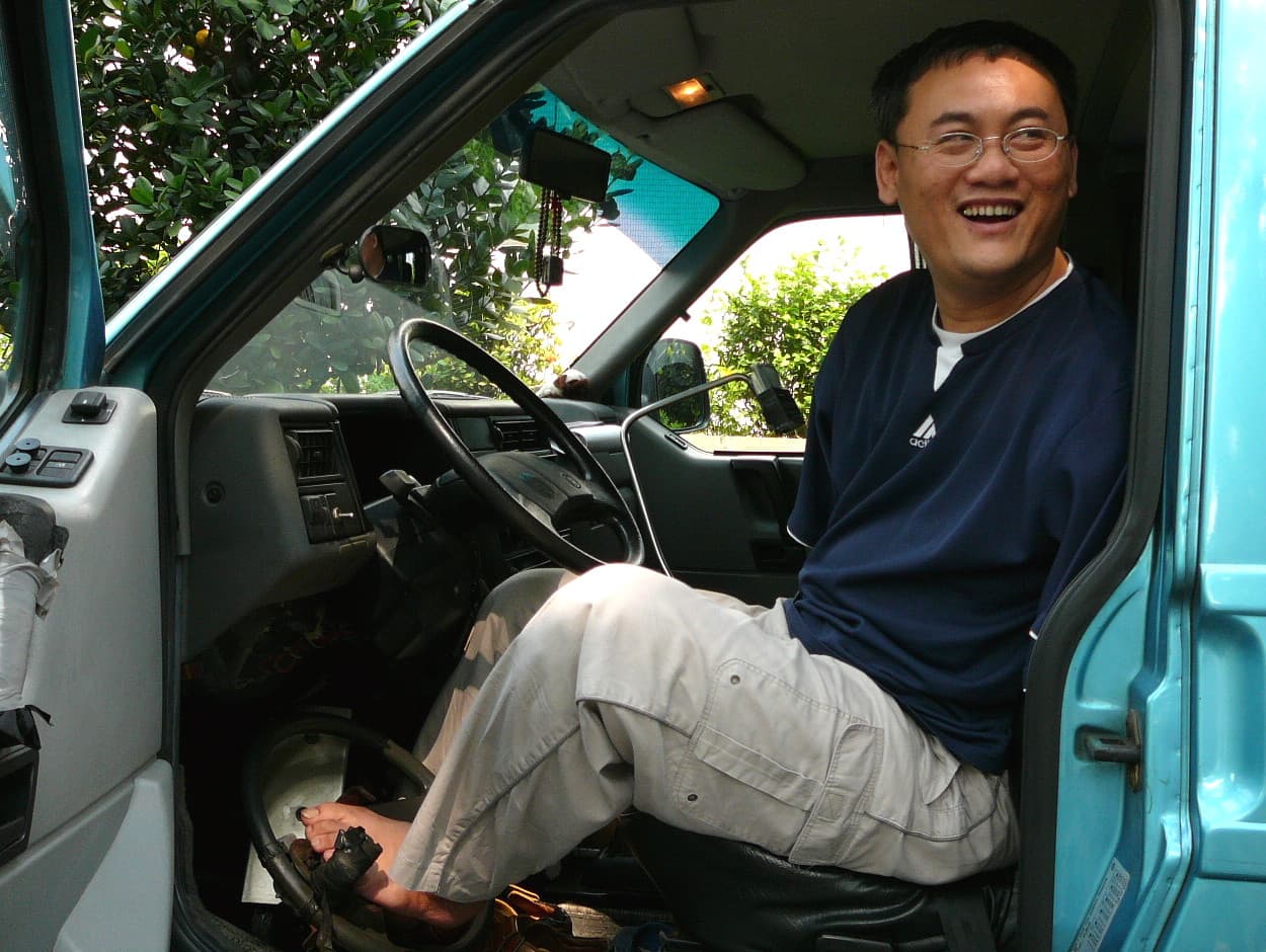 口足畫家陳世峰的車也都出自謝建台之手。(聯合知識庫)