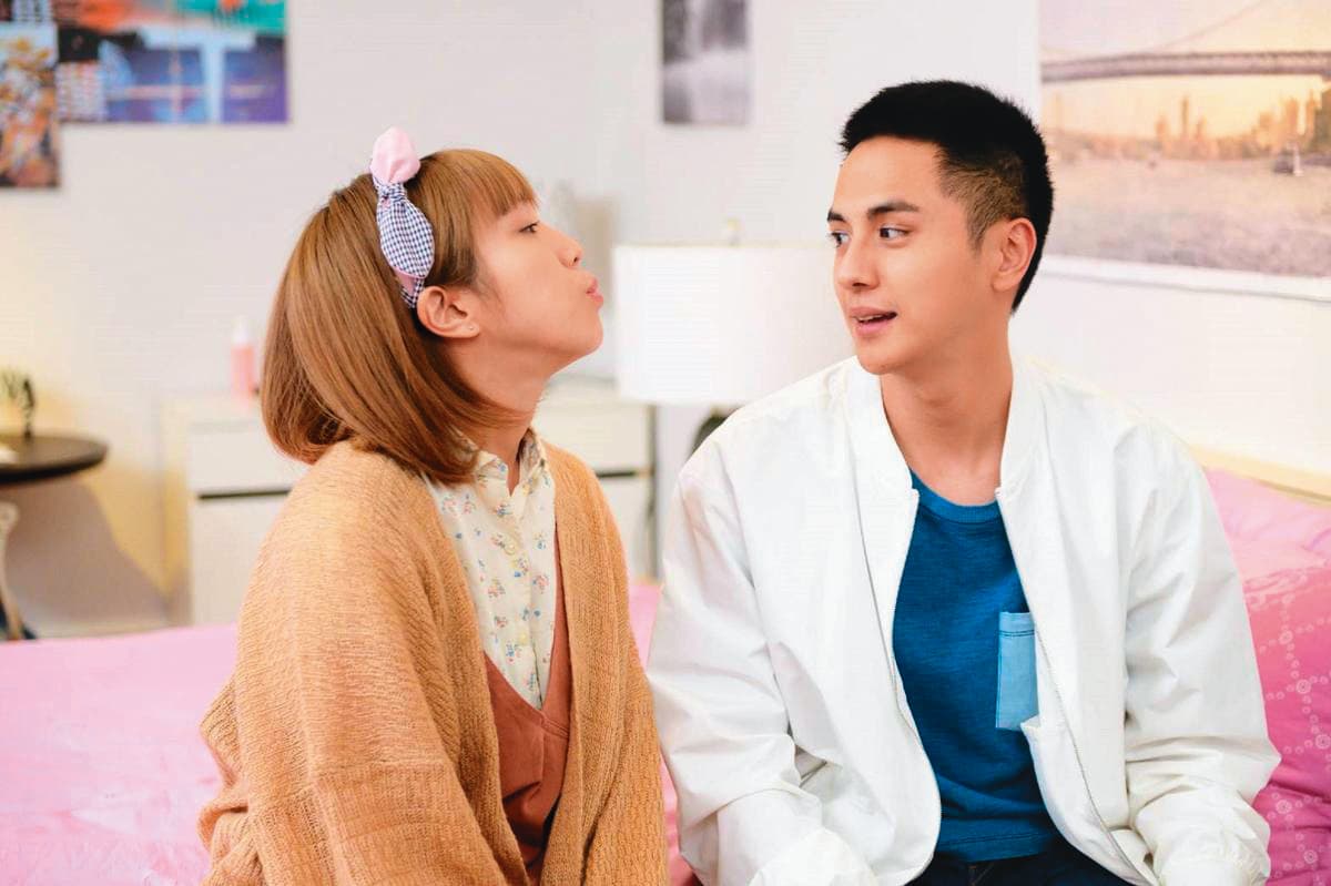 曾子余(右)從綜藝咖轉型演員,在《女兵日記》中演出。左為梁舒涵。(中視提供)