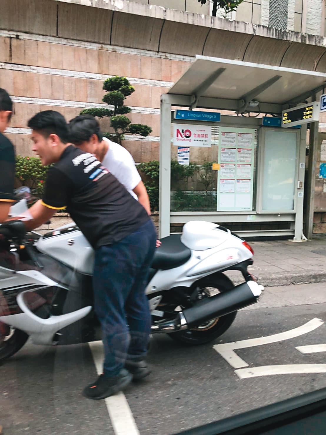 曾子余牽新車,黃鐙輝幫忙帶到台北南港試車,被讀者直擊。(讀者提供)