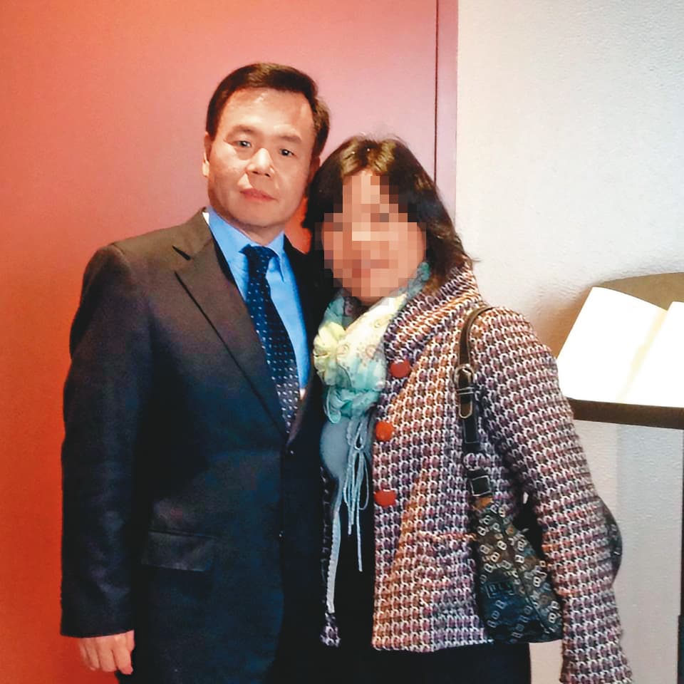 葉義英(左)的老婆(右)長期旅居國外,葉自稱與老婆感情不是很好。(翻攝自葉義英臉書)