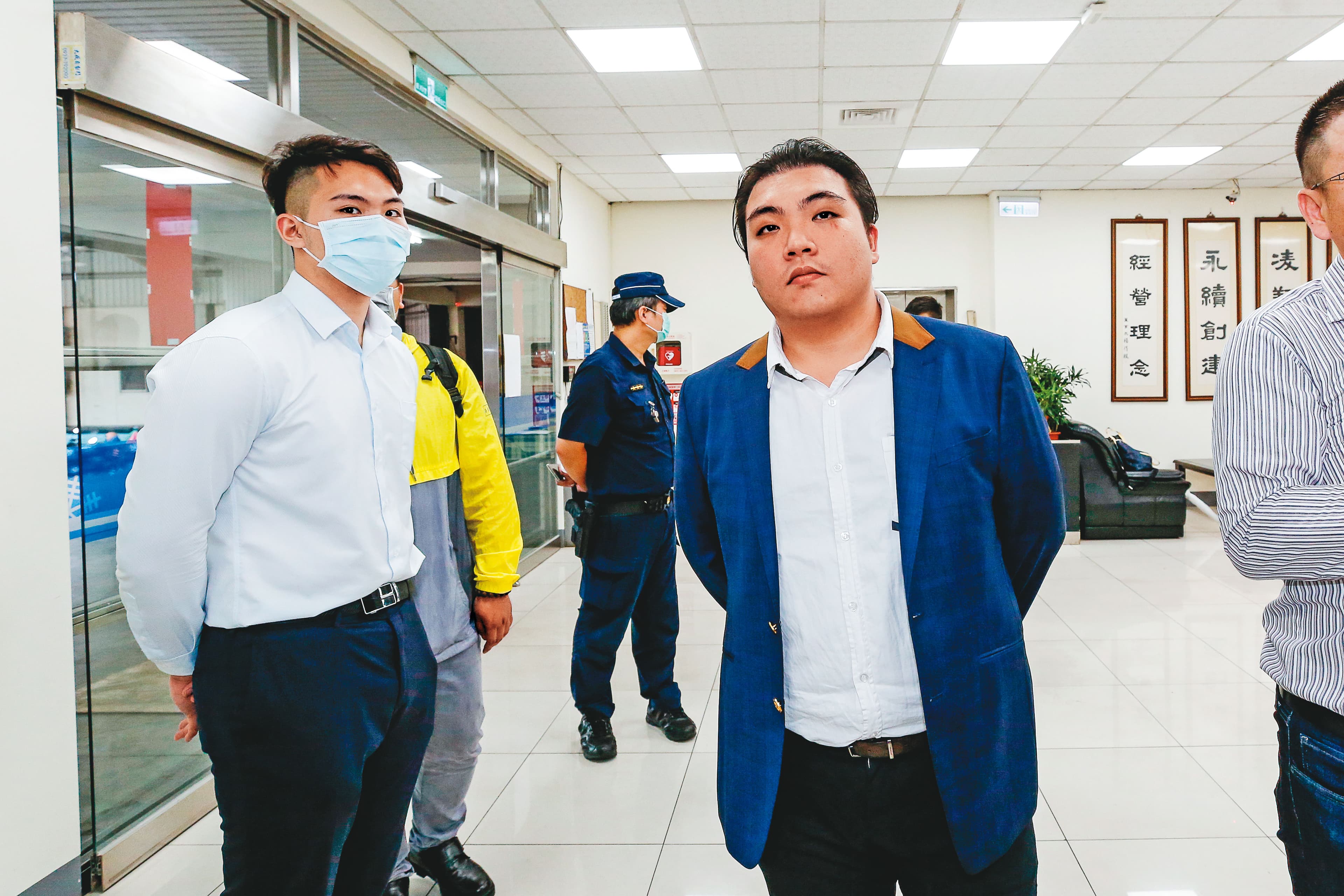 楊長杰之子楊育偉(右)帶領大批人馬,揚言要接管公司。