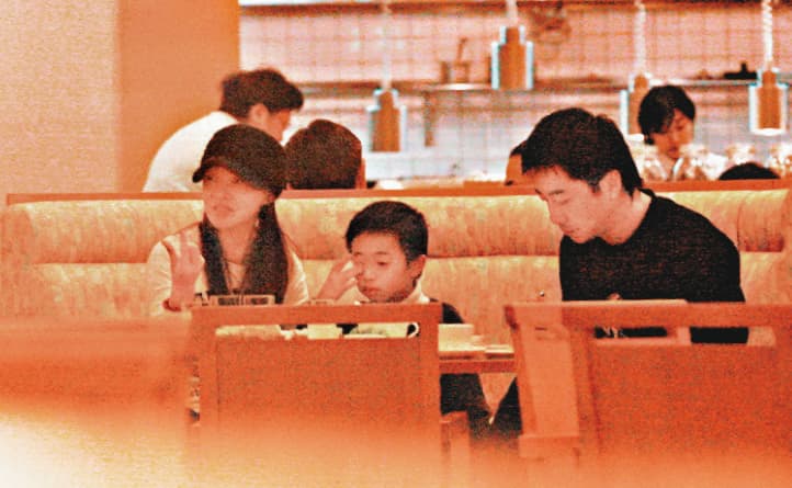 伊能靜(左)、哈林(右)之前與小哈利3人看似幸福的用餐畫面,可惜兩人婚姻最終宣告失敗。(東方IC)