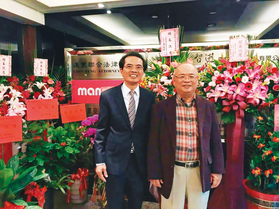 張進豐(左)卸下檢察官公職後轉任律師,事務所開幕時有不少政商名流到場,時任檢察總長顏大和(右)也出席祝賀。(翻攝張進豐律師事務所臉書)