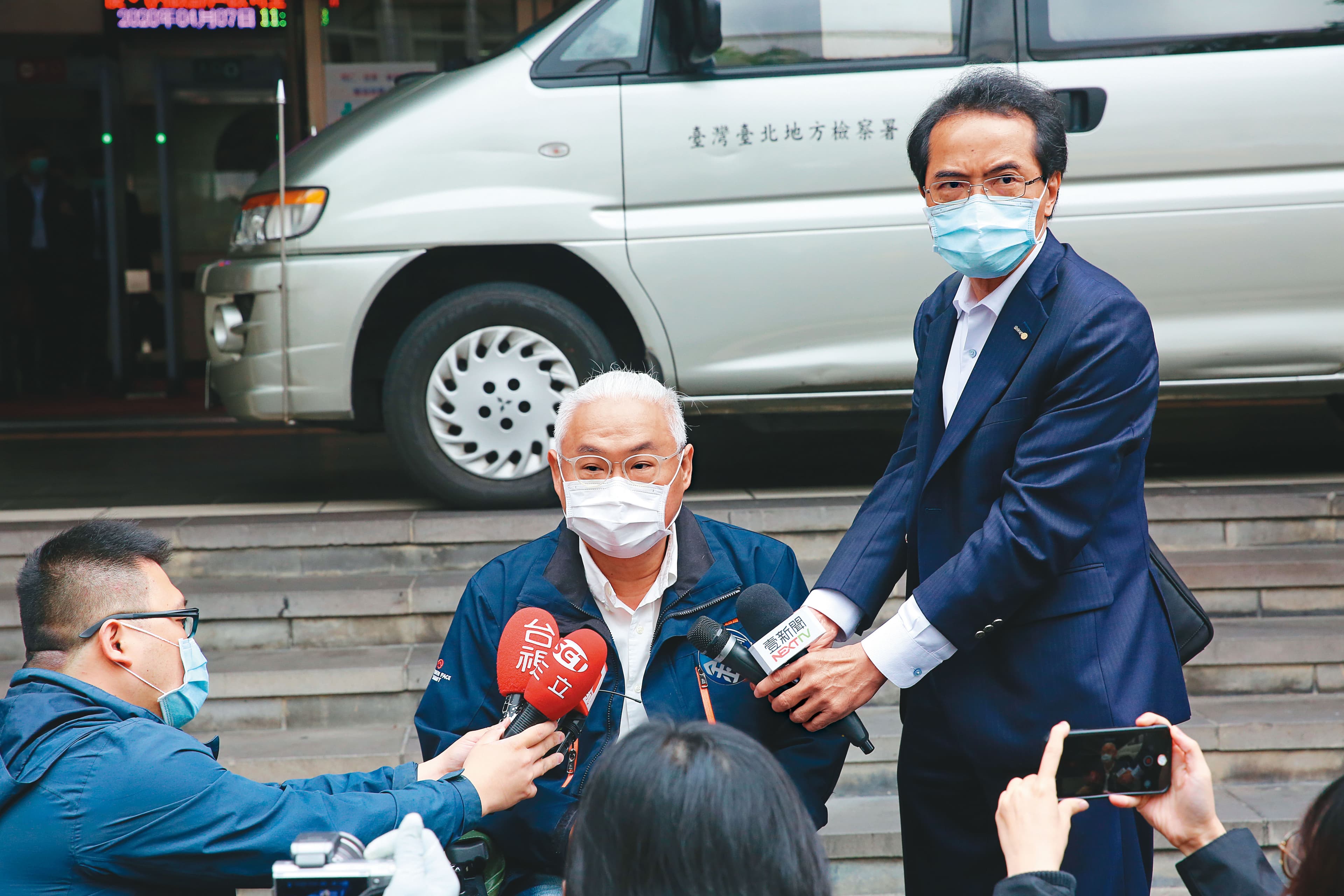 張進豐(右)過去辦案經驗豐富,可說是仕途順遂,轉任律師也依舊活耀法界,時常接受名人委任,先前就曾擔任廣告名人范可欽(中)的辯護律師。