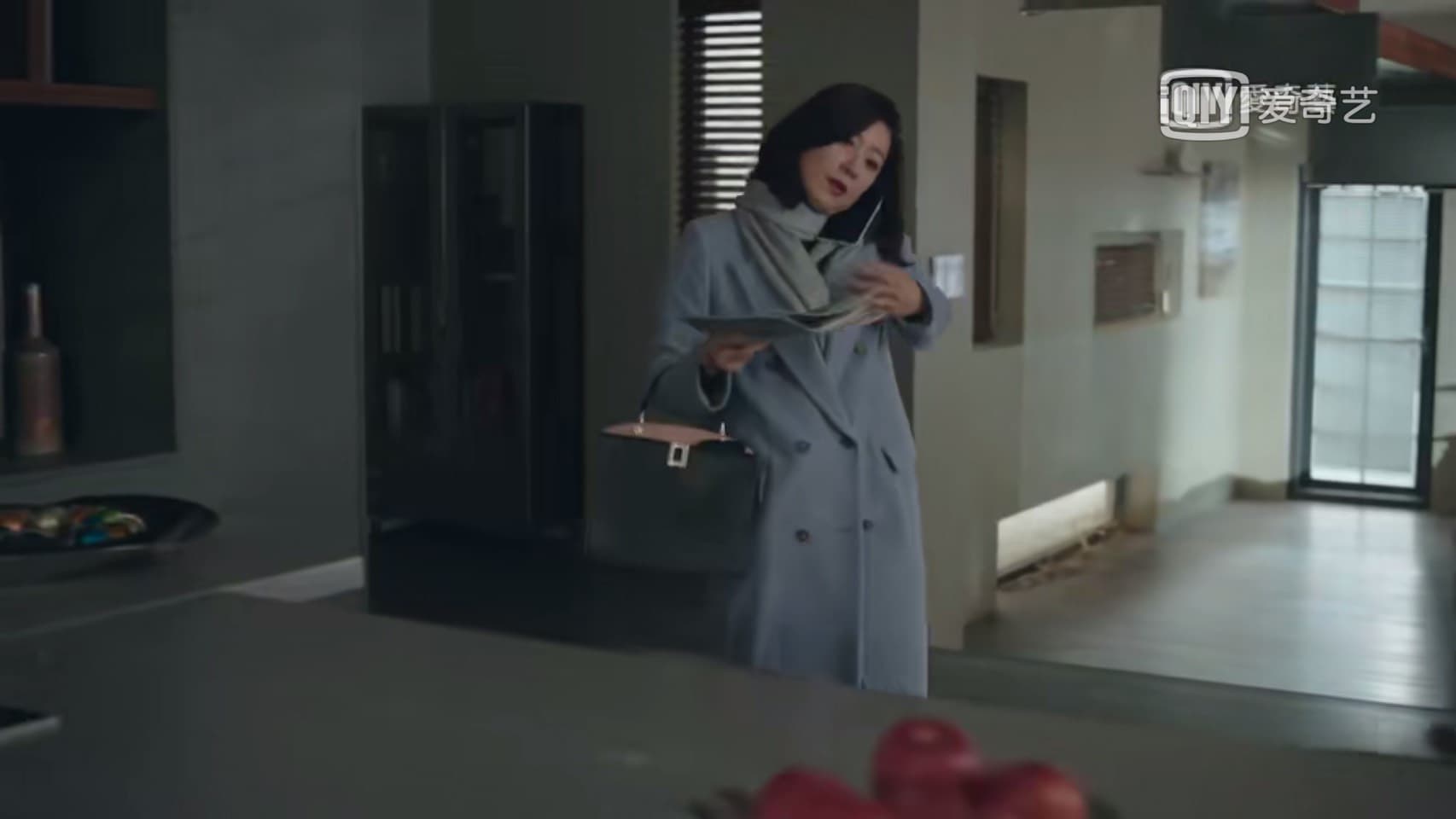韓劇《夫妻的世界》裡,金喜愛拎著So Vivier進家門。(翻攝自愛奇藝台灣站)