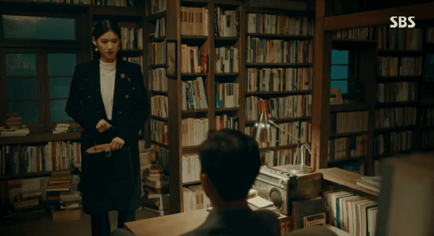 韓劇《The King:永遠的君主》中,鄭恩彩手上的包款是So Vivier。(翻攝自SBS)