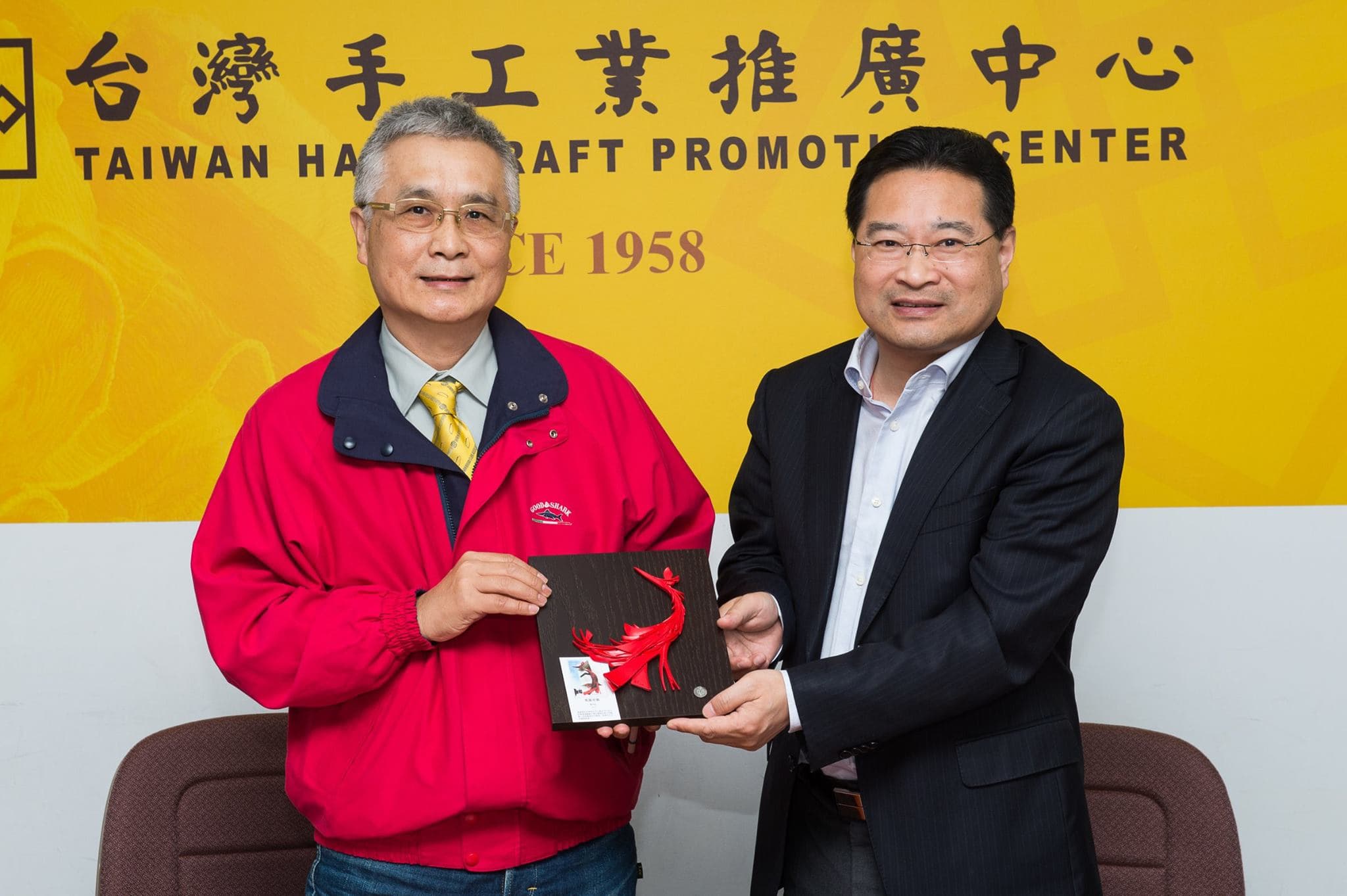 台灣手工藝推廣中心董事長廖永來(左)證實國家文創禮品館營業至6月底後就要結束營業。(翻攝國家文創禮品館臉書)
