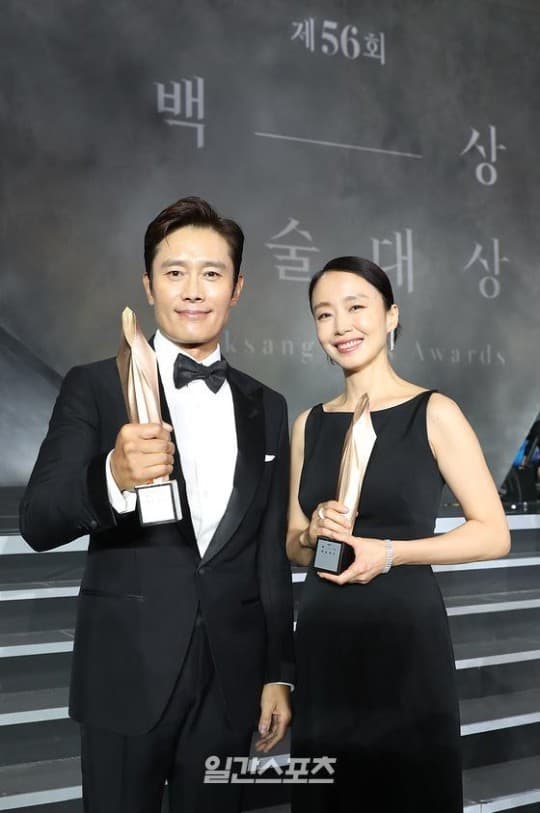 李秉憲(左)和全度妍分別以《南山的部長們》、《沒有你的生日》獲頒影帝、后。(翻攝日刊體育報)