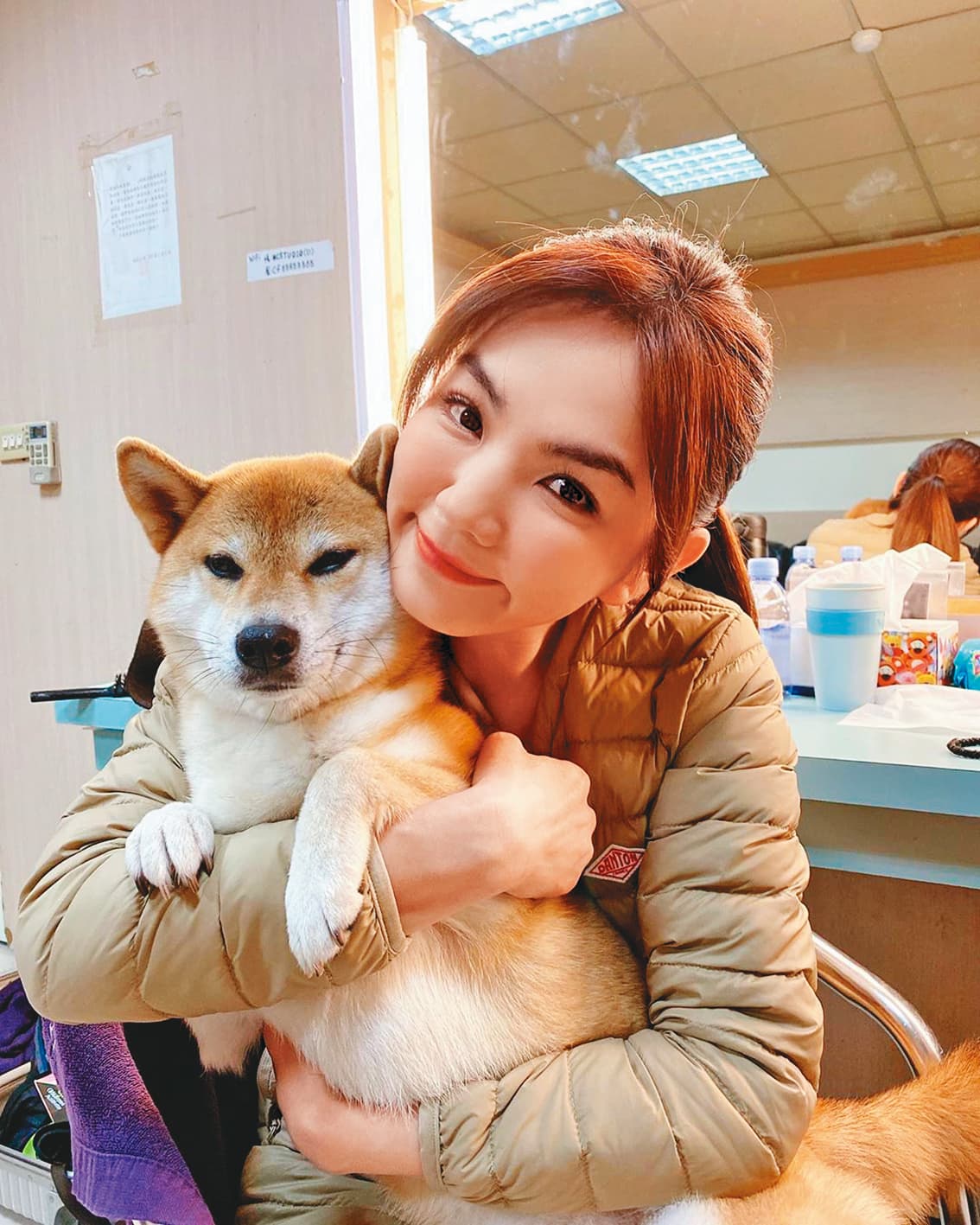 Ella當初因為愛犬布丁在家隨處大小便,讓她一個頭兩個大,結果找上熊爸訓練後,布丁改善壞習慣。