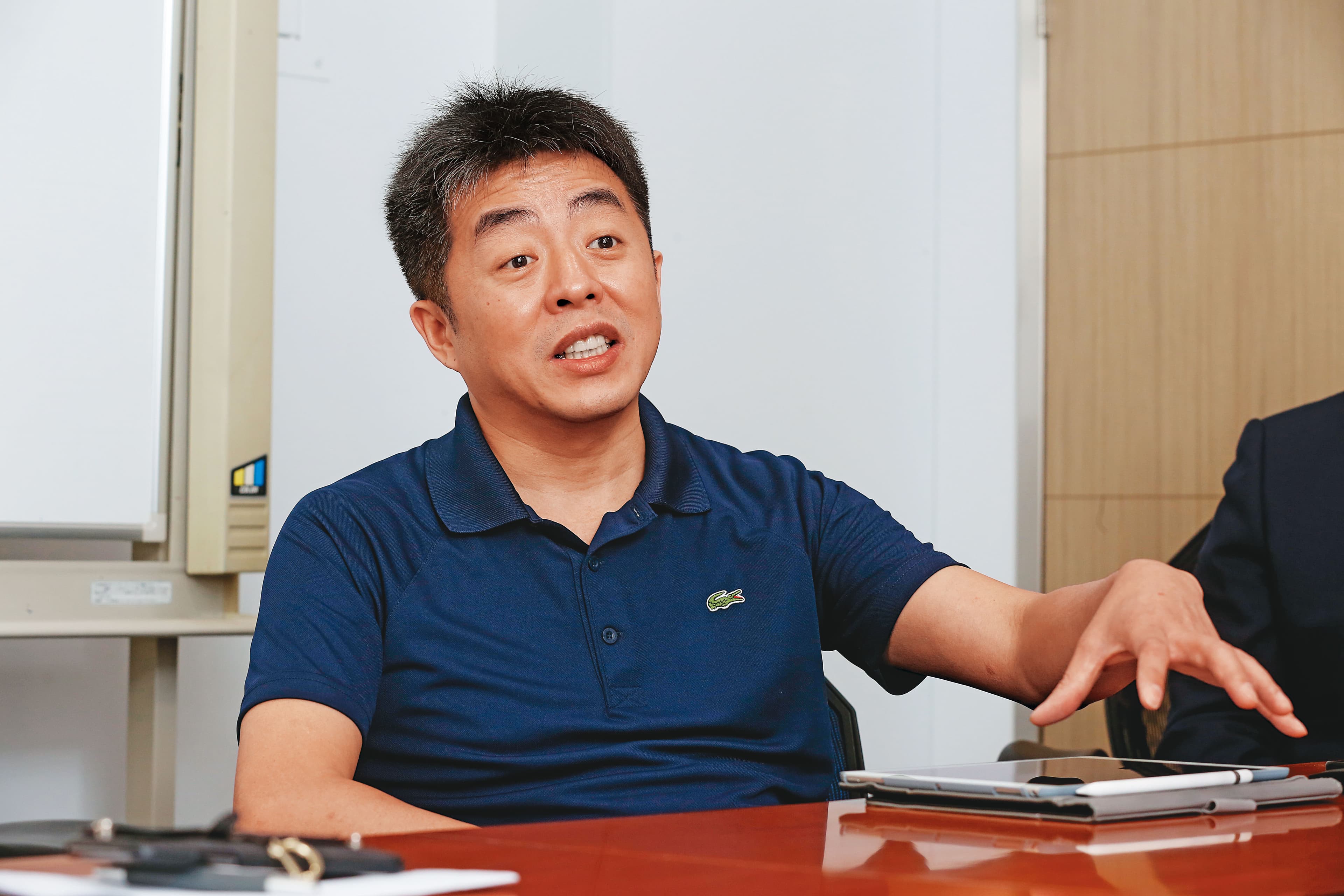 大三得總監黃教傑說:「我們只是希望大家能一起創造更多機會,本來談得不錯,想不到現在日亞化竟然頑強抵抗。」