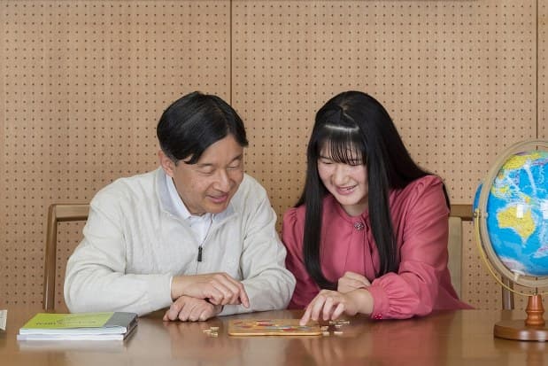 愛子公主(右)去年底滿18歲,和父親德仁天皇一起露臉。(翻攝網路)