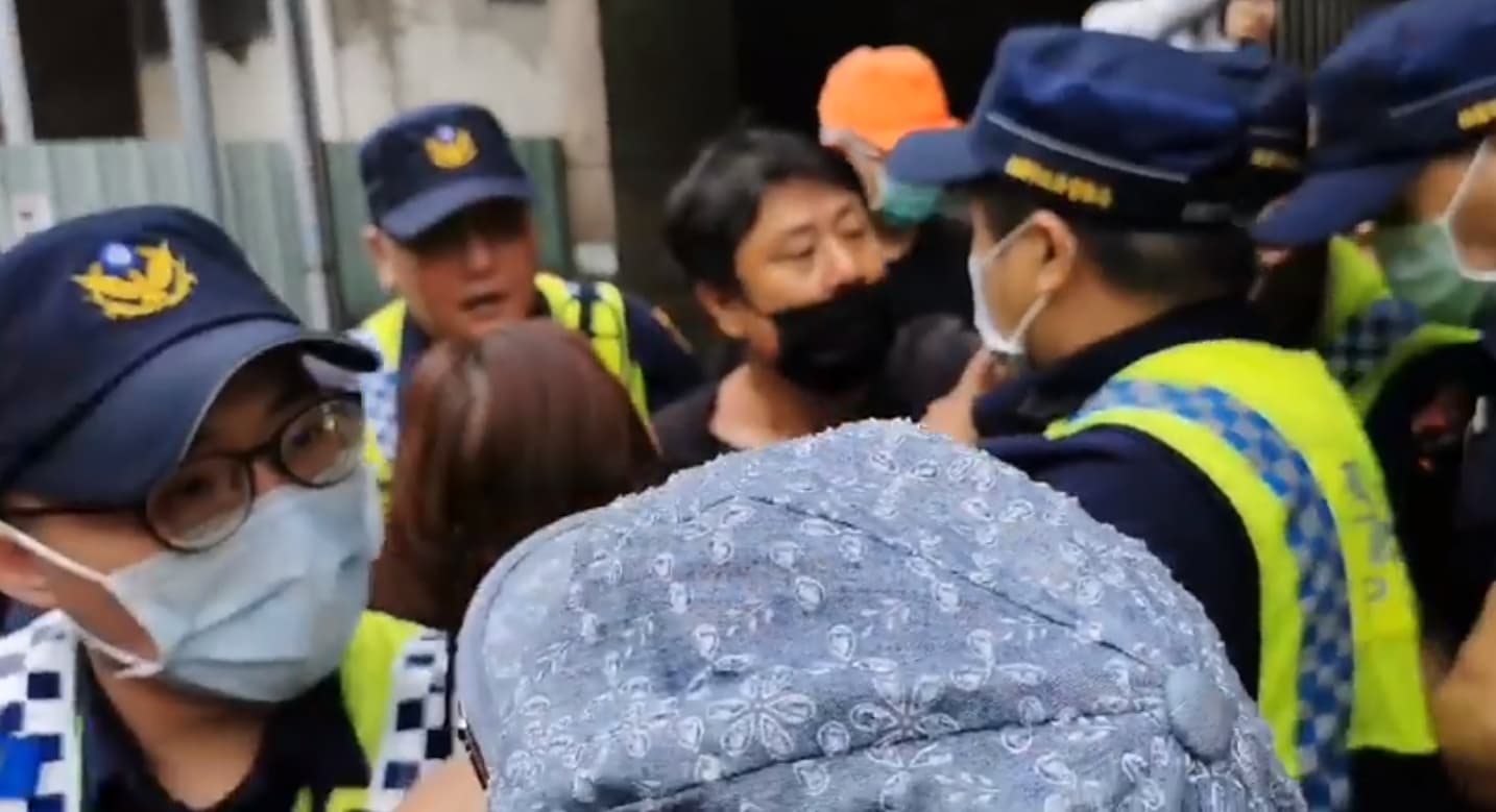 杏仁哥今率抗議者到王浩宇服務處示威,但因違法遭到警方逮捕。(翻攝自杏仁哥臉書)