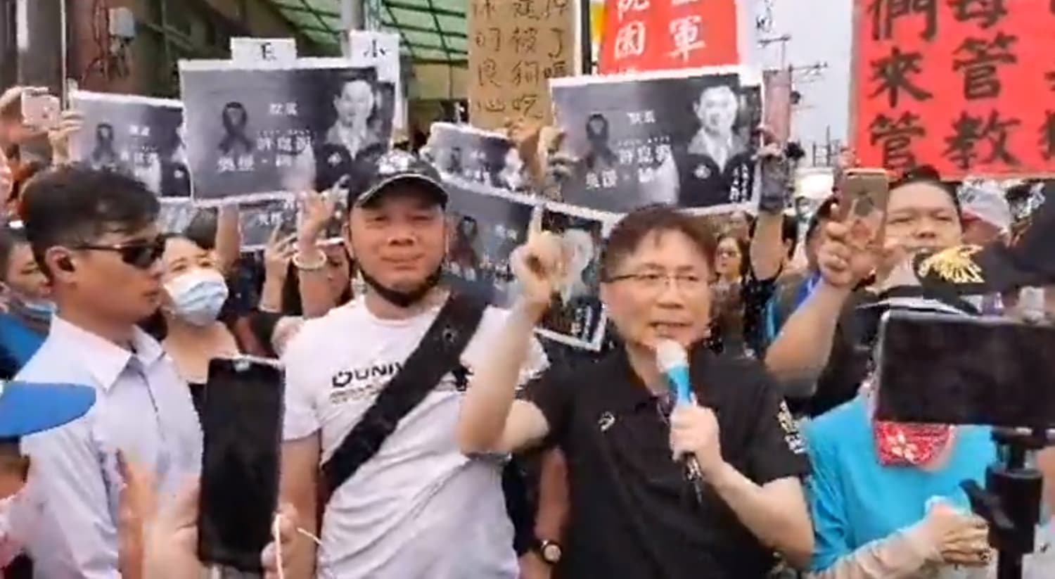 詹江村到場後使民眾情緒高張,他表示第二抗議處要到王浩宇的農舍。(翻攝自杏仁哥臉書)