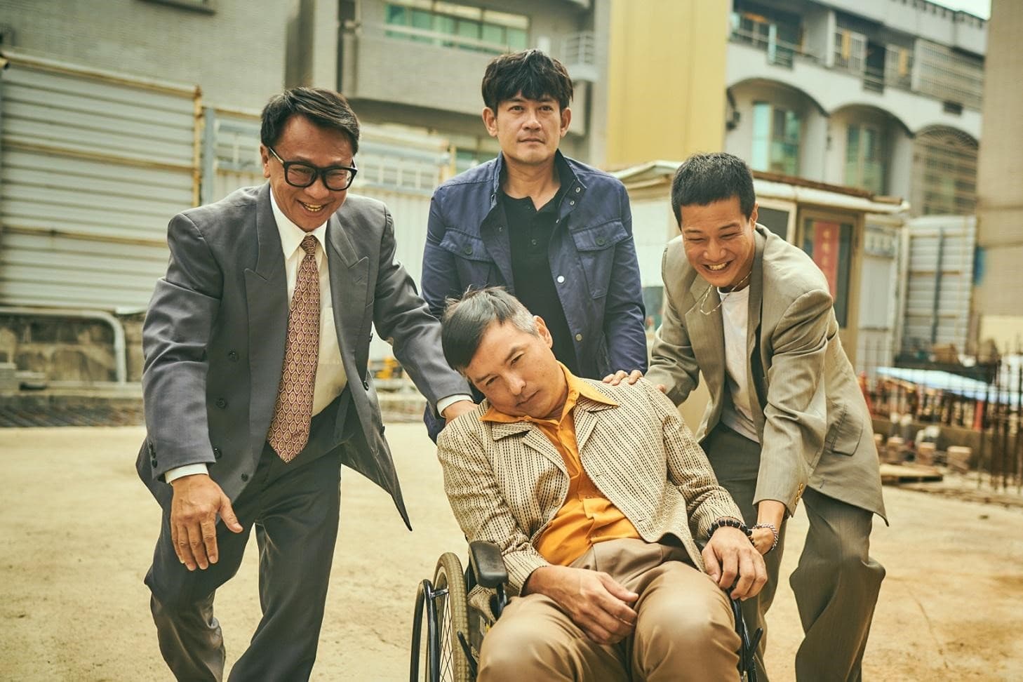 李銘順（前中）飾演的鐵工「阿祈」，前一集從高處摔下，中風癱瘓。右後至左為薛仕凌、柯叔元、游安順。（myVideo提供）
