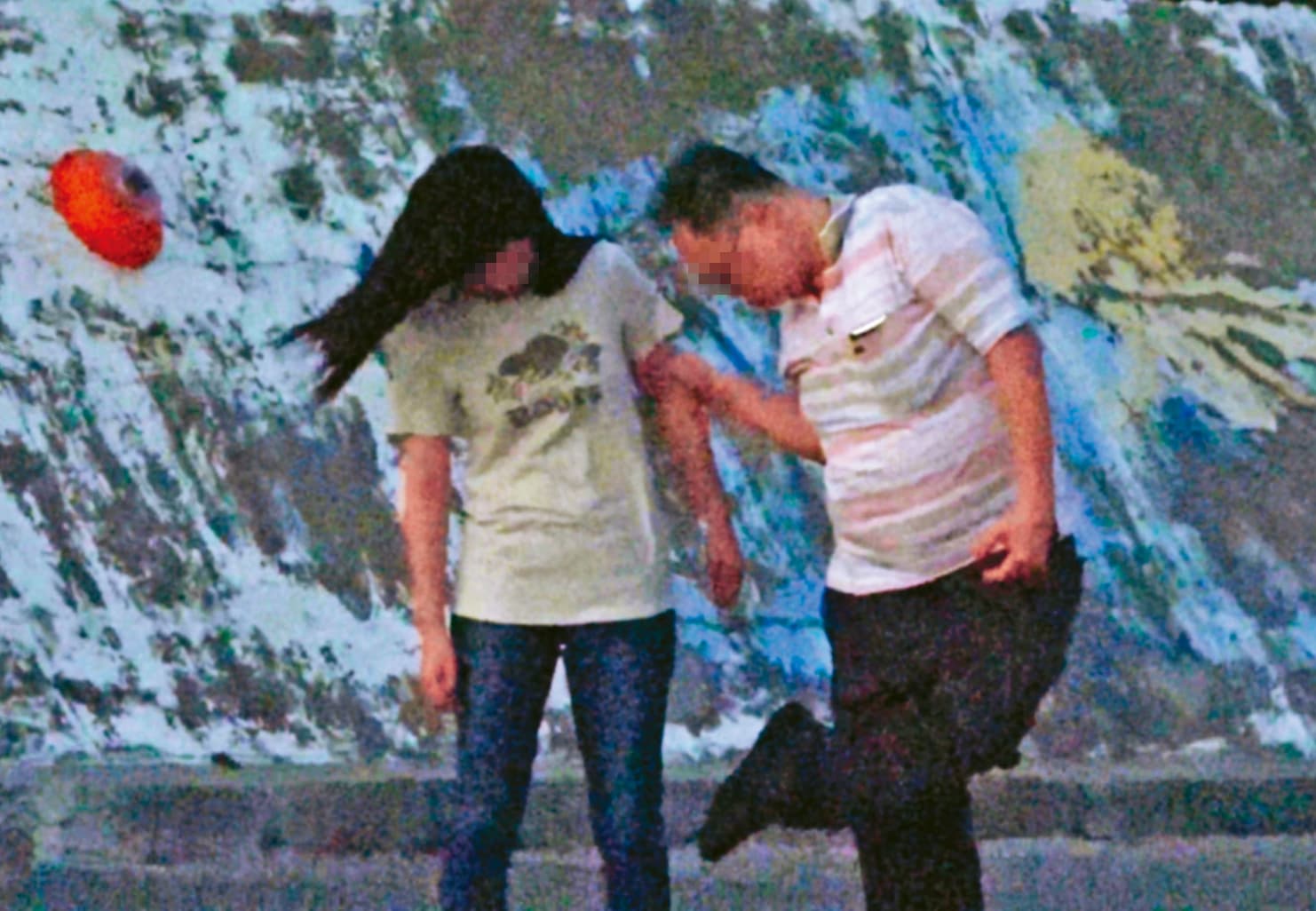 06/02 18:10,吳男(右)散步時踩到異物,林女(左)貼心上前讓吳男攙扶。