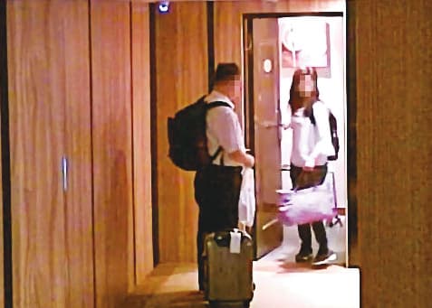 06/05 08:30,吳男(左)及林女(右)6月5日早上退房,結束4天3夜的出差行程。