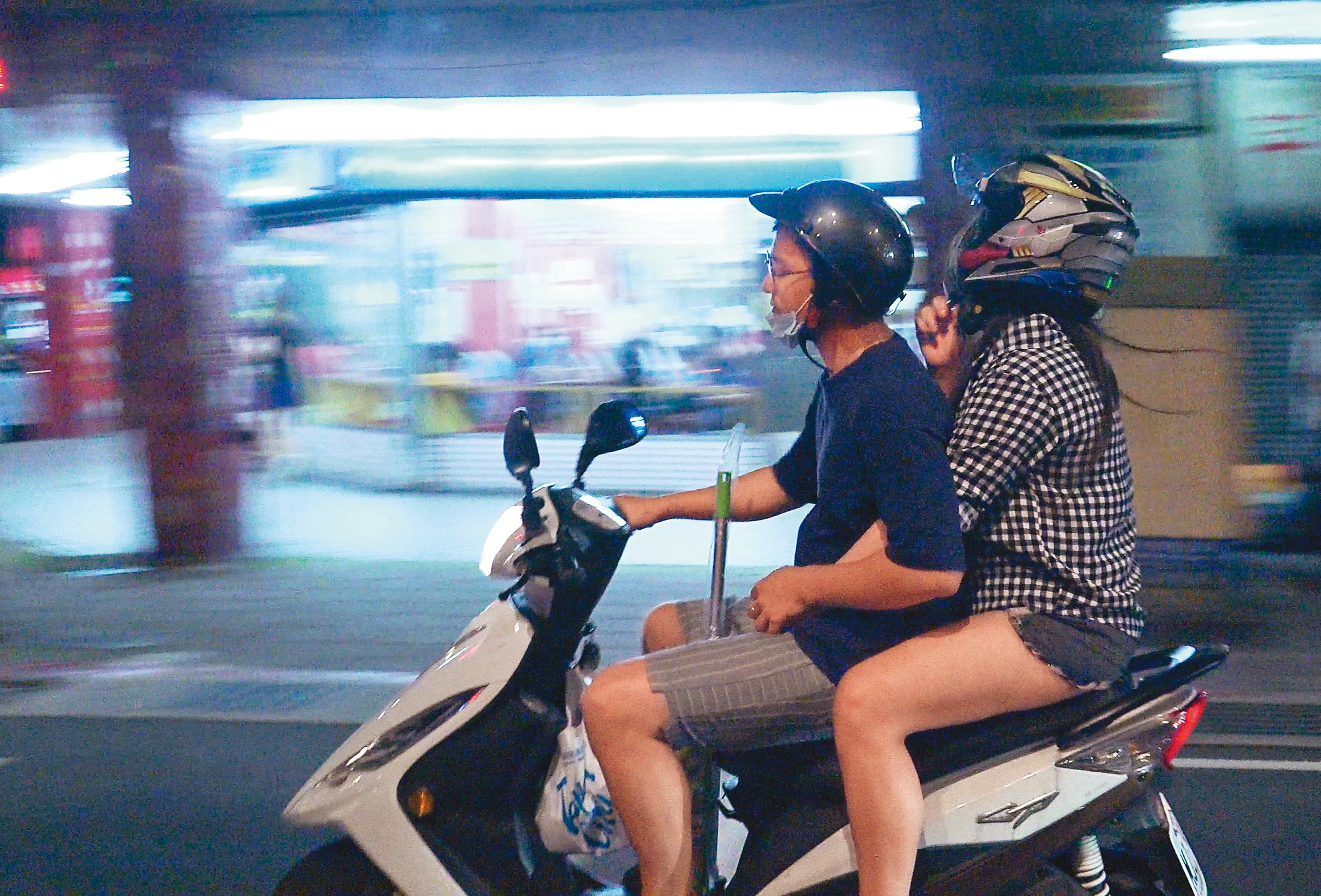 小倆口坐在摩托車上,上演前胸貼後背的戲碼。小甜甜(右)與男友(左)的短褲都頗短。