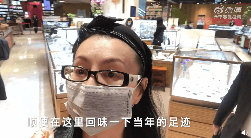 曾被封為「武打女王」的李賽鳳,憑著電影《殭屍先生》《金牌師姐》等片奠定香港影壇地位,並與胡慧中齊名。(翻攝自微博)