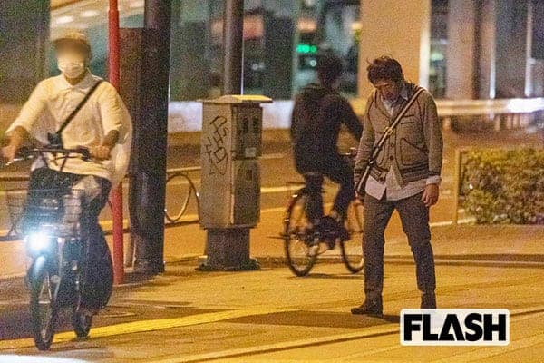 石田純一返家路上因喝太多腳步不穩,狼狽模樣連路人也沒認出他。(翻攝FLASH周刊)