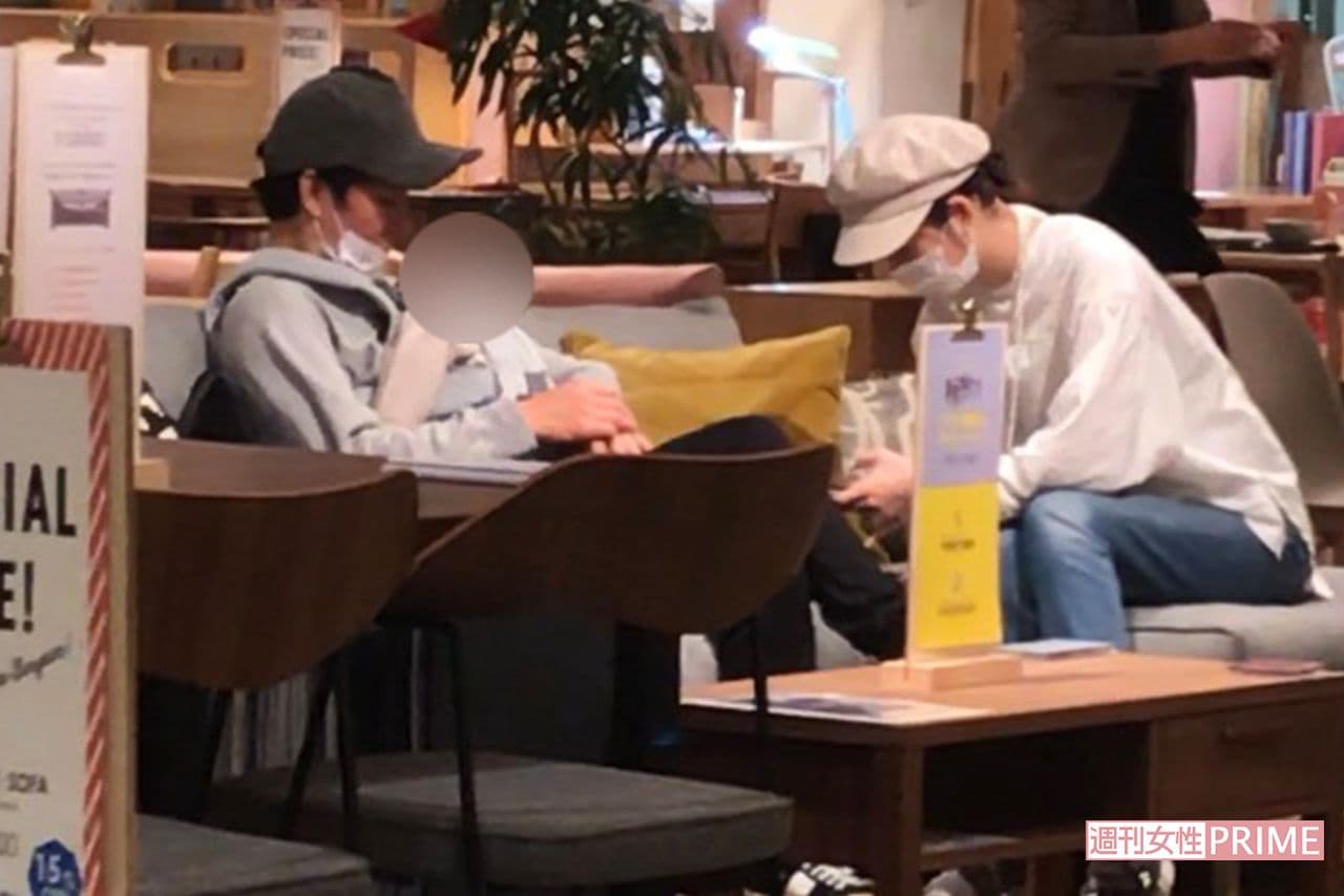 佐佐木希(右)去年11月和老公渡部建一起逛家具店,渡部負責背著兒子。(翻攝週刊女性)
