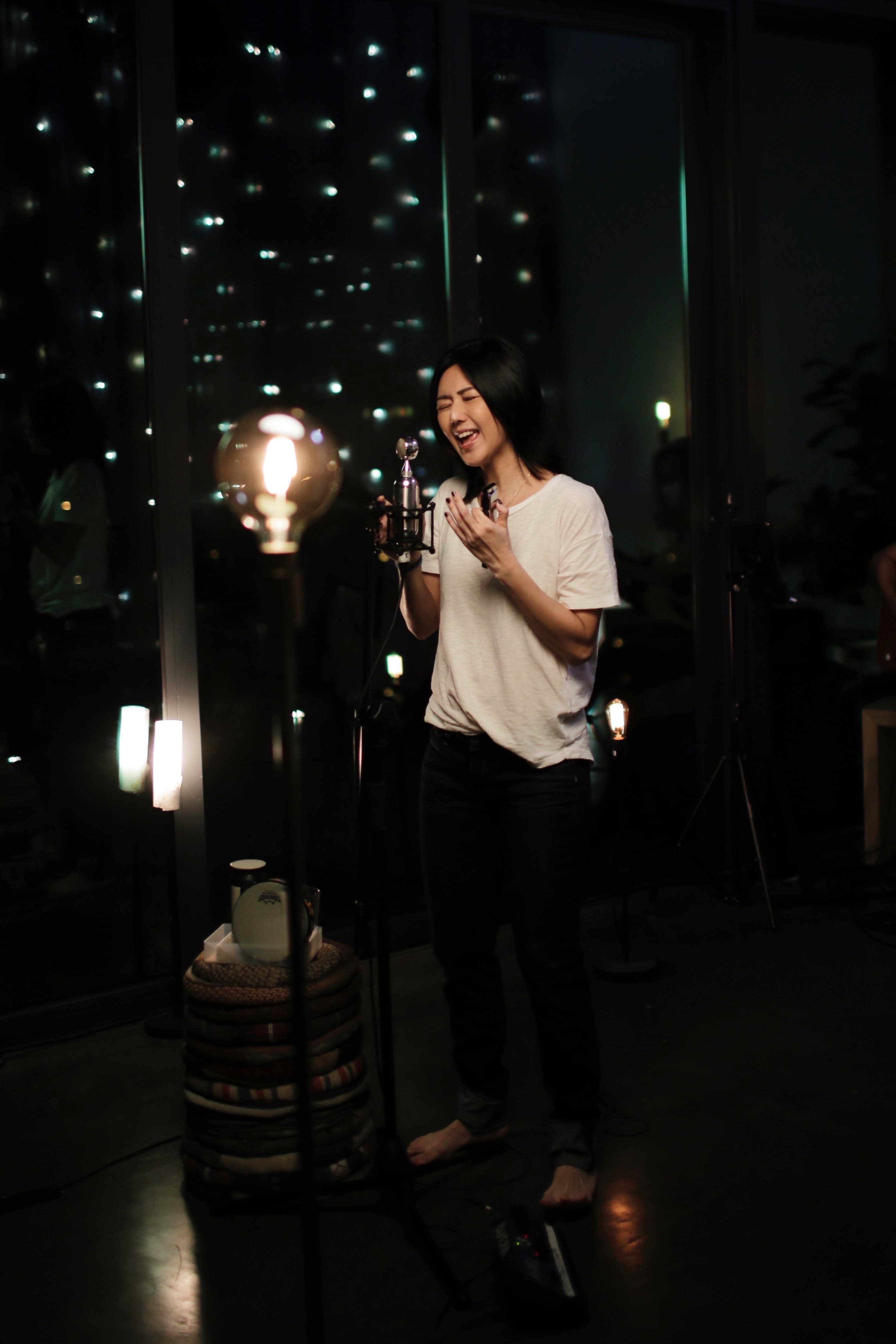 孫燕姿認為音樂可以讓人記得很多東西,也可以讓忘掉很多東西,這就是音樂的魔力。(環球音樂提供)