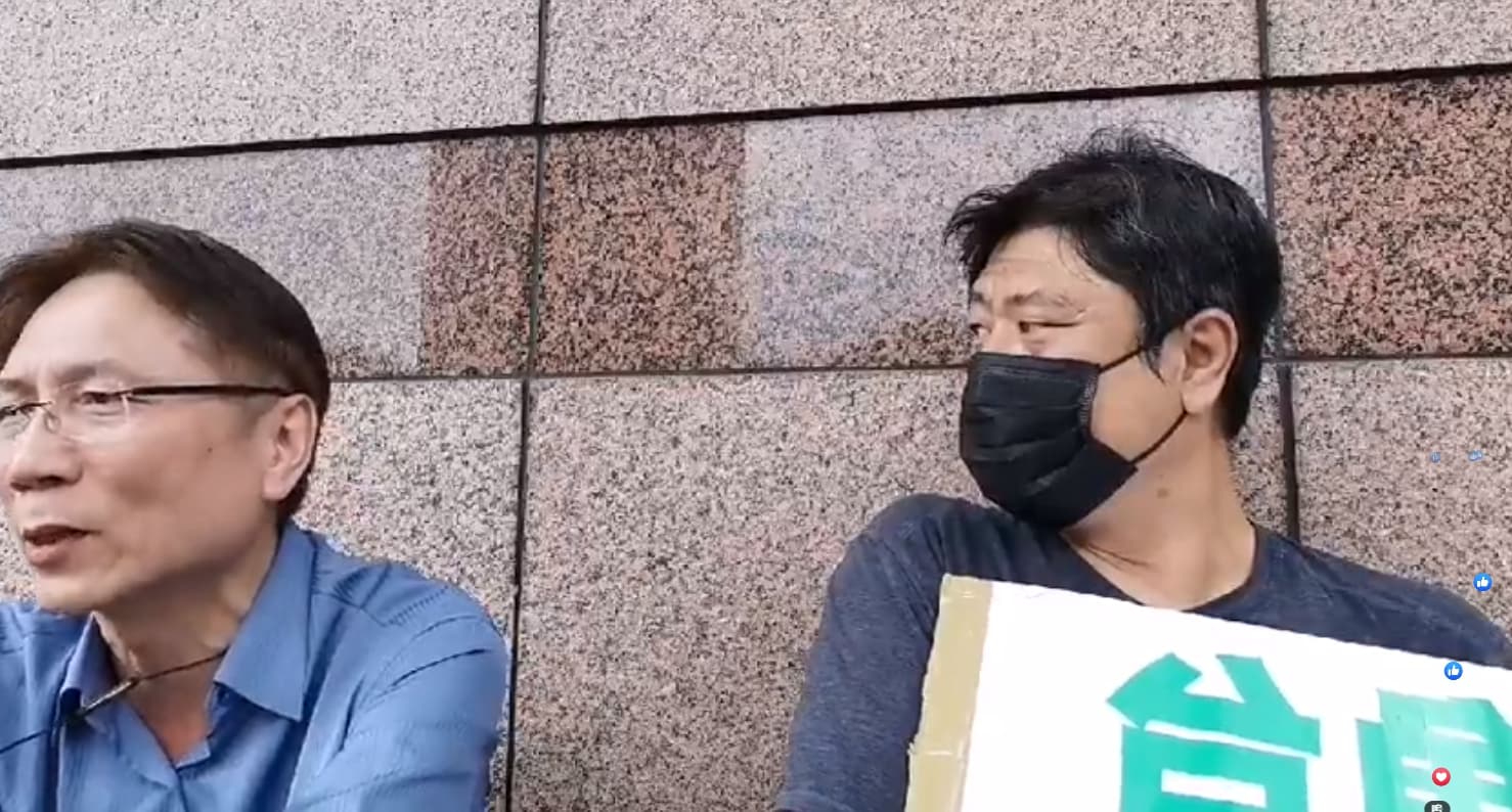 詹江村（左）則稱既然蔡英文先前力挺香港，那如今更應該守護台灣的主權。（翻攝自杏仁哥臉書）