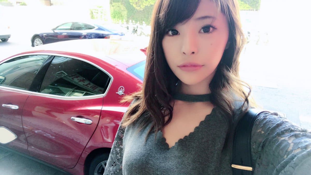片桐襟理香近年住在台灣,曾秀出她擁名貴跑車。(翻攝片桐襟里香推特)