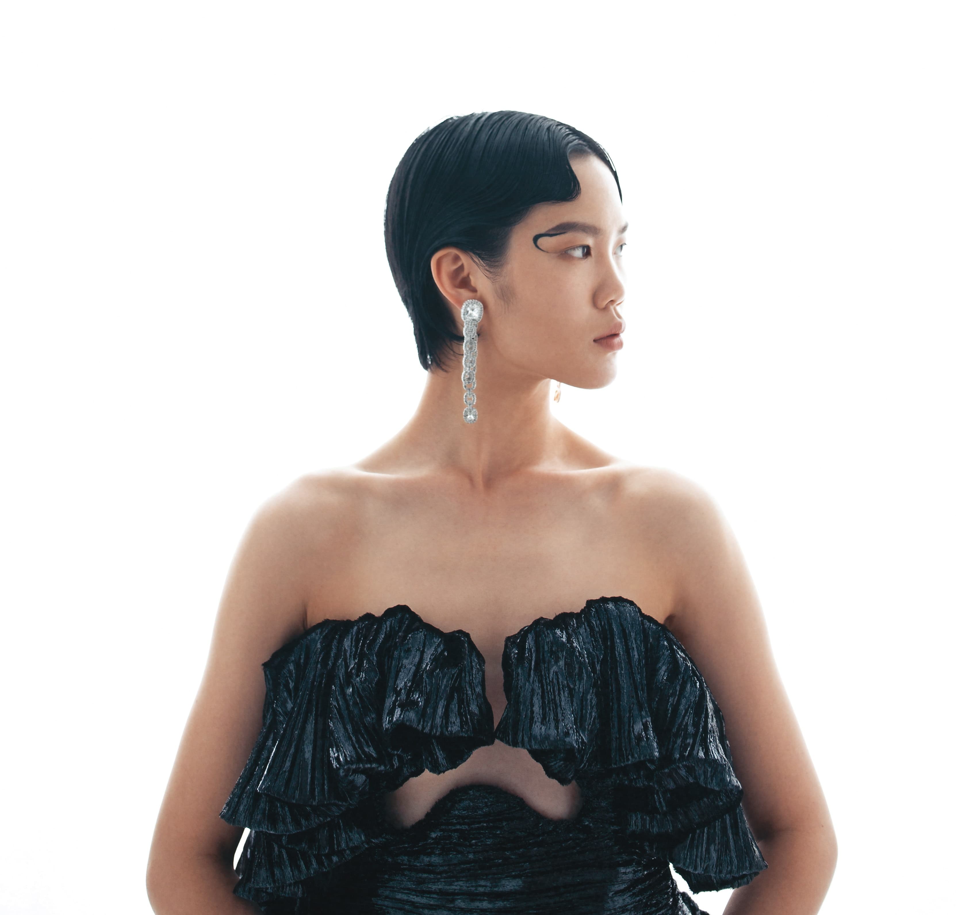 黑色亮面天鵝絨鋼圈洋裝，價格店洽，by SAINT LAURENT；Eternal耳環，NT$12,900，by SWAROVSKI。