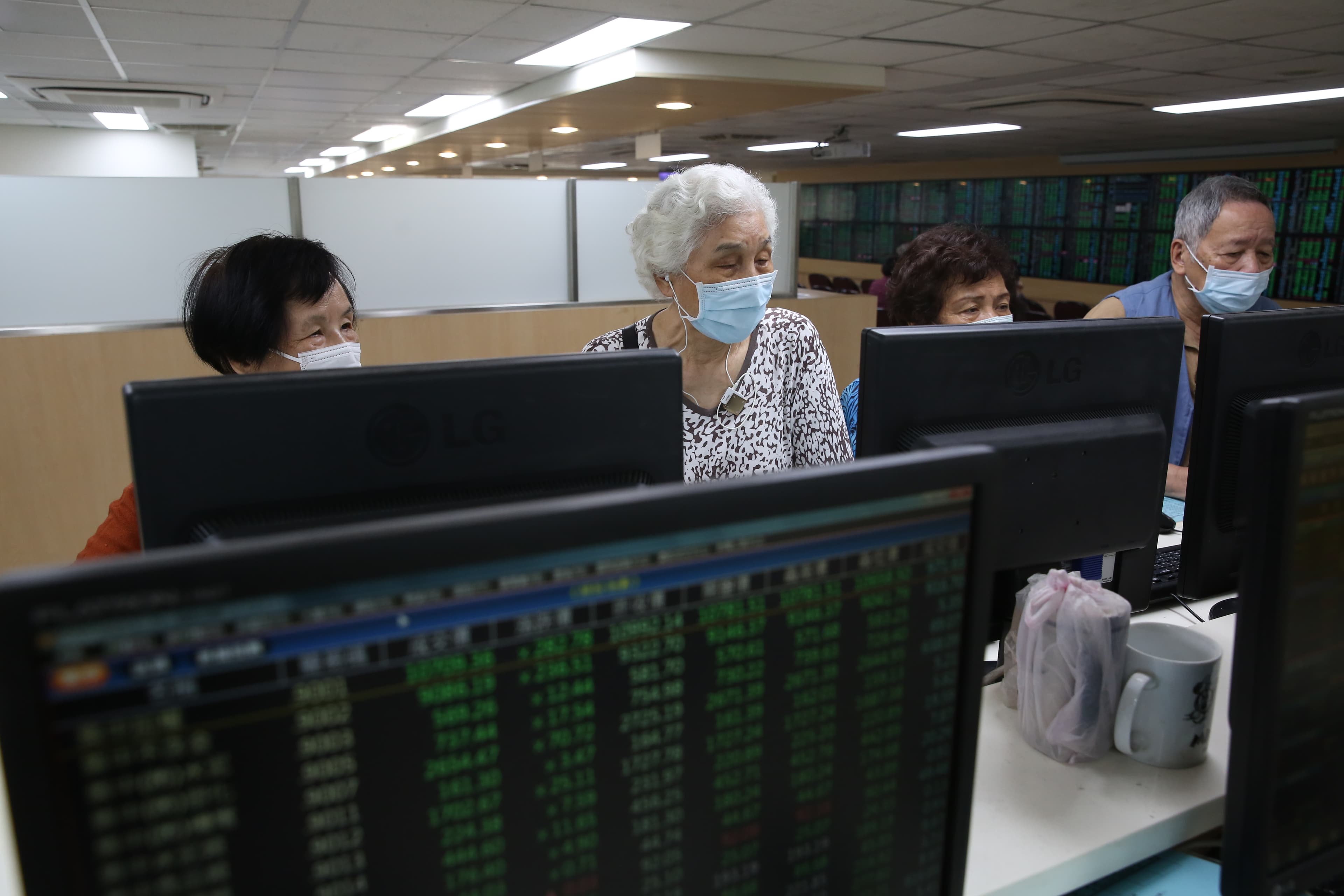 美股3大指數狂瀉，連帶台股也深傷害，市值蒸發逾3千億元。
