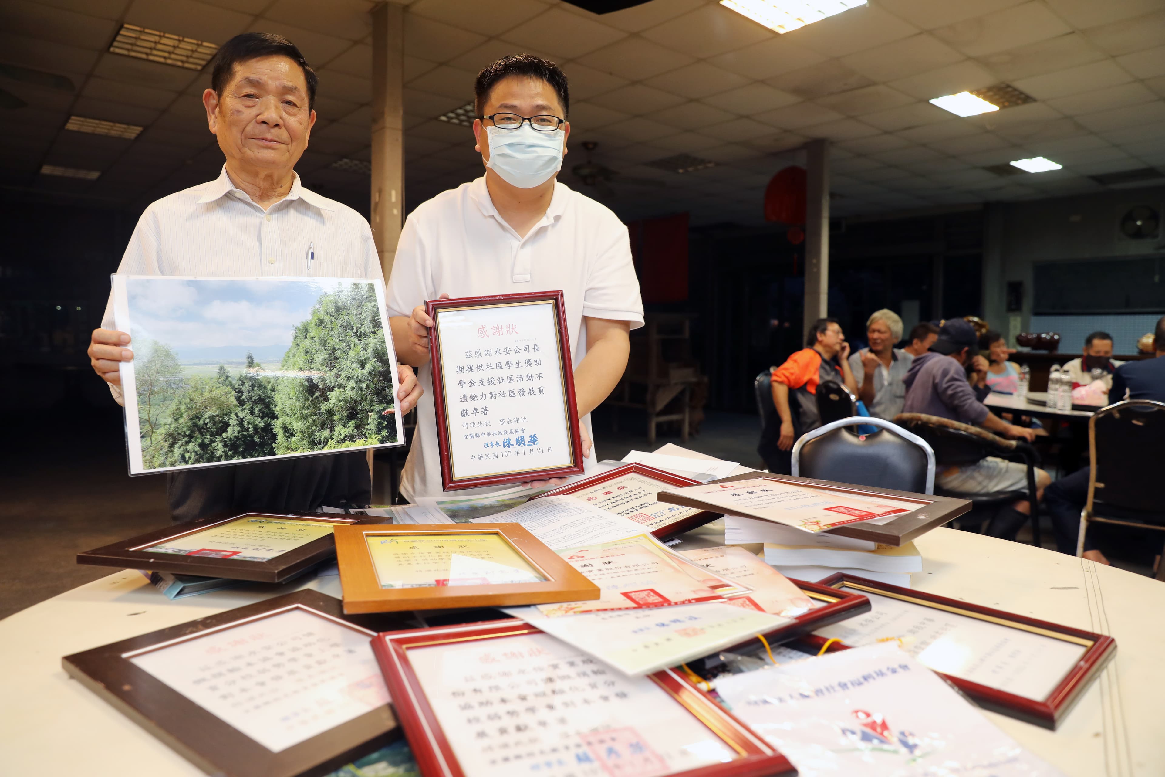 永侒董事長王秋郎（左）4月初接受我們訪談，強調當地瓷土品質佳，未來會積極復育開採地區，把環境影響降到最低。