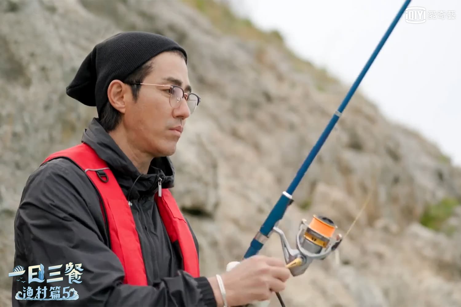 車勝元嘗試釣魚,拍照姿勢一流的他,釣魚的運氣卻不是太好。(愛奇藝台灣站提供)