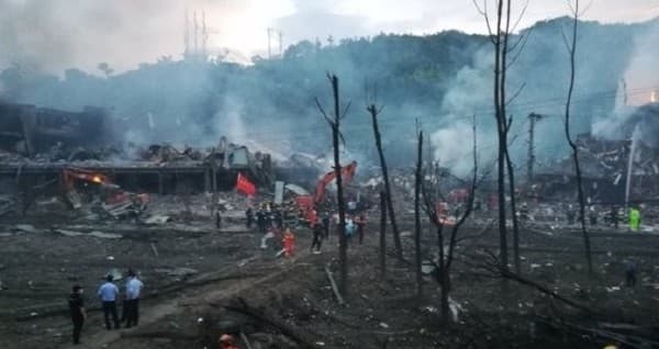 油罐車爆炸威力強大,附近的村莊幾乎半毀。(圖截自微博)