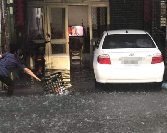午後雷陣雨來得又急又快,台中多處積淹水。(翻攝自爆料公社)