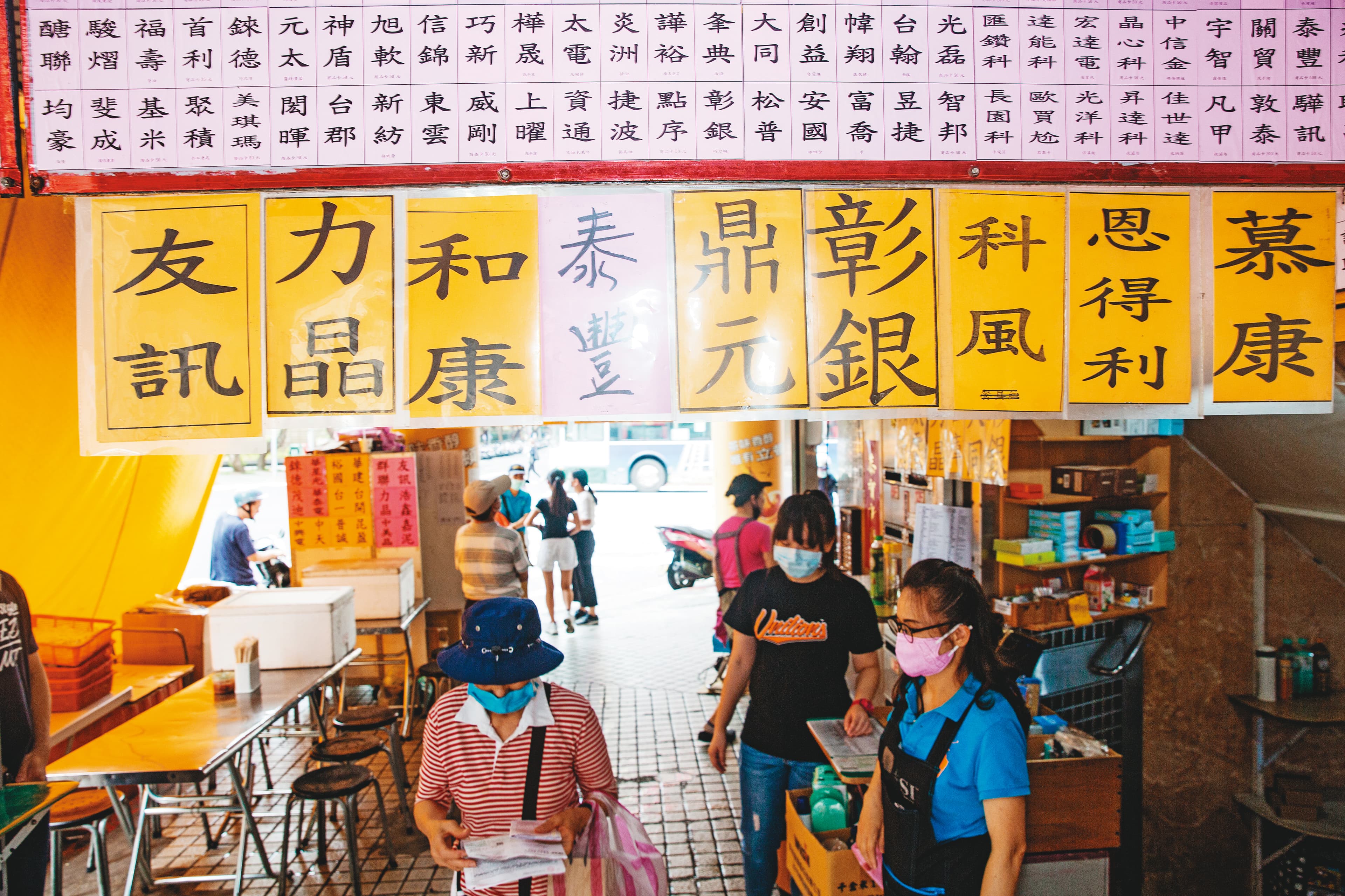 彰銀經營權今年打得火熱,市場傳出收購1張委託書要200元的天價。