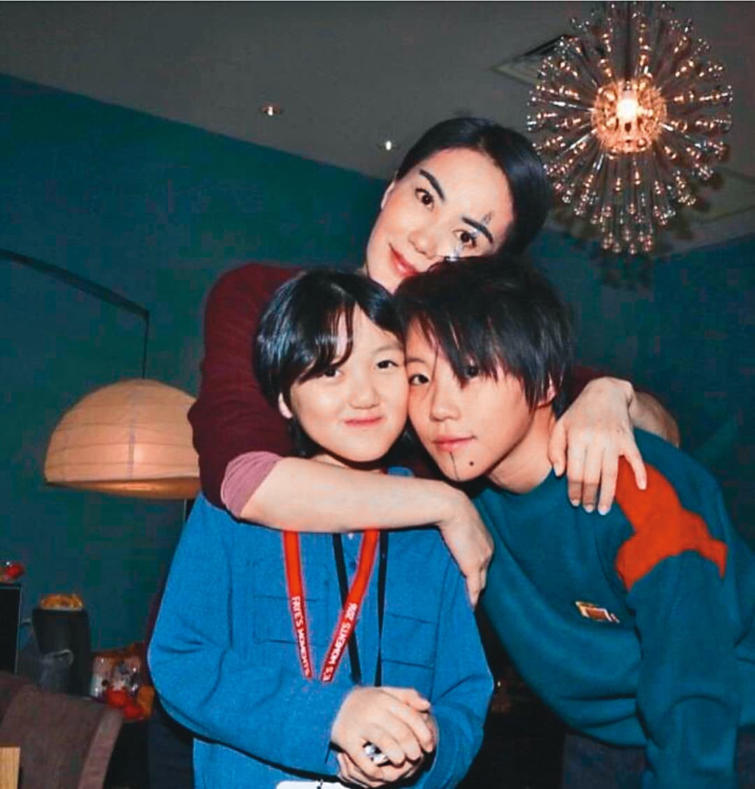 王菲(中)的兩個女兒竇靖童(右)與李嫣(左)雖然不同父親,但姐妹感情也很好。(翻攝自竇靖童IG)