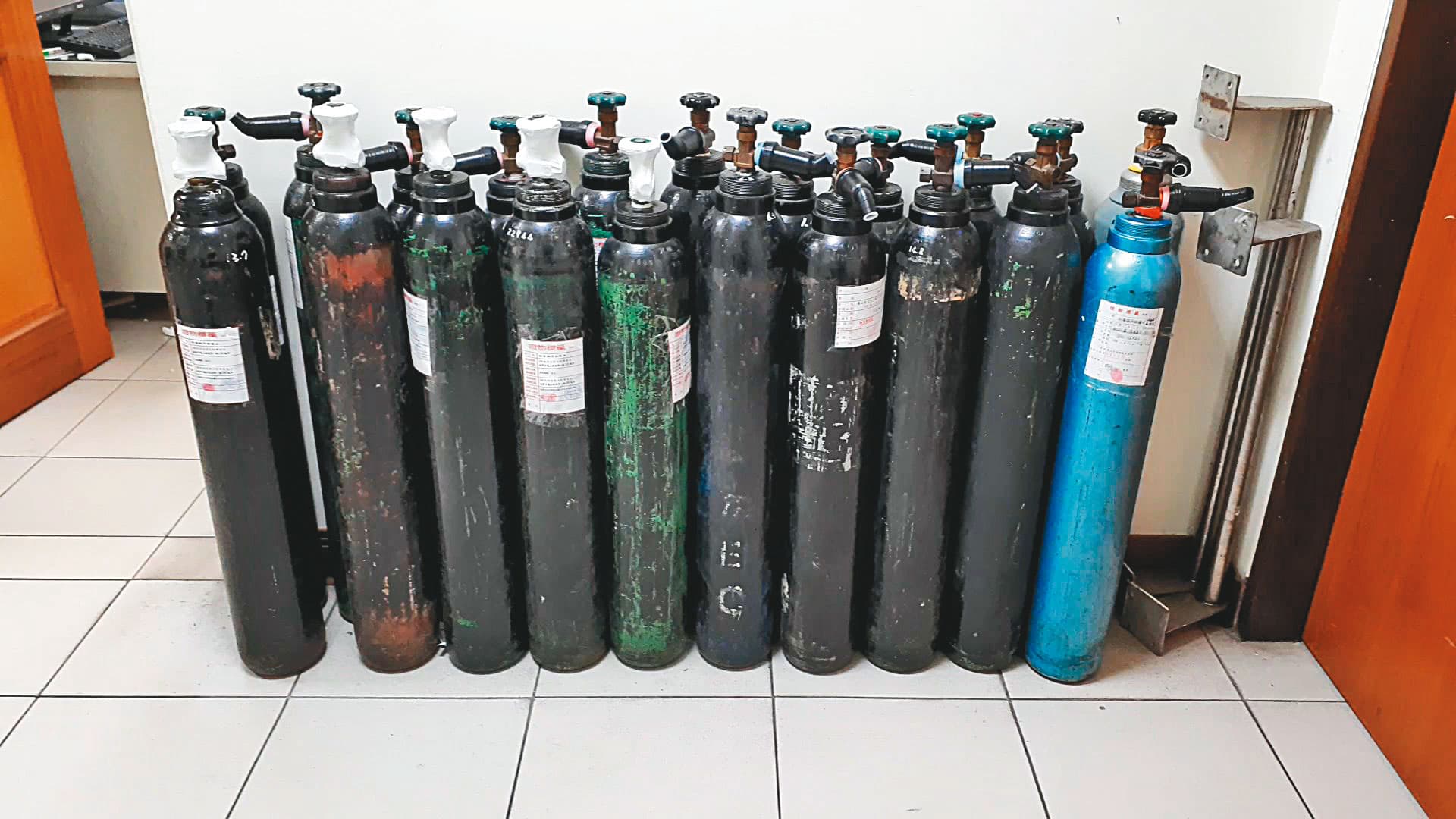 笑氣氾濫問題嚴重,警方查獲許多笑氣鋼瓶,卻只能輕罰了事。(翻攝畫面)