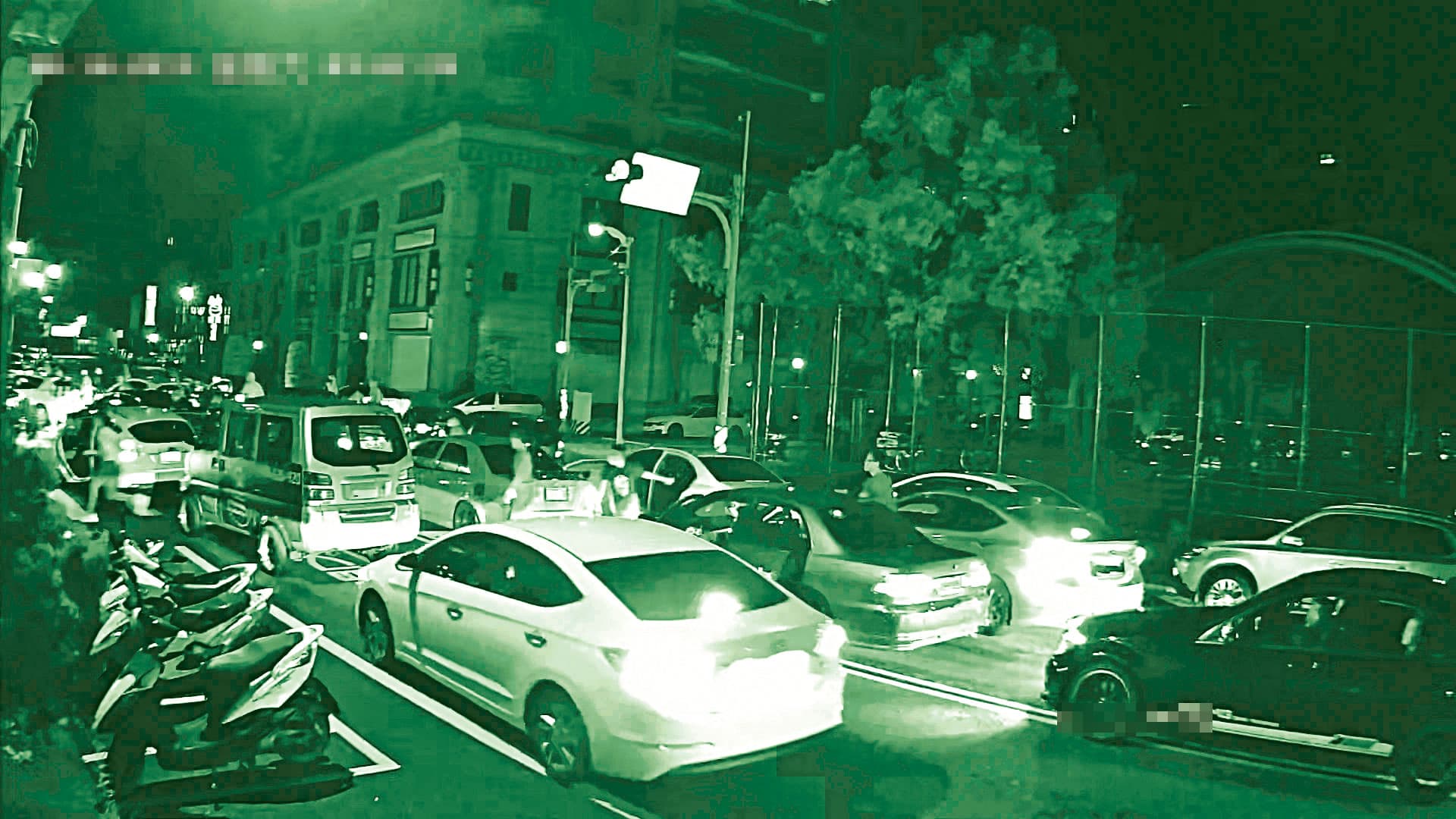 桃園信堂分子曾號召逾50輛車、封街尋仇,行徑十分囂張。(讀者提供)