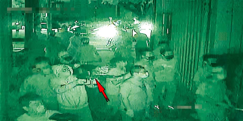 黑幫分子因販賣笑氣賺大錢、氣焰囂張,甚至還持槍(箭頭處)掃射民宅。(讀者提供)
