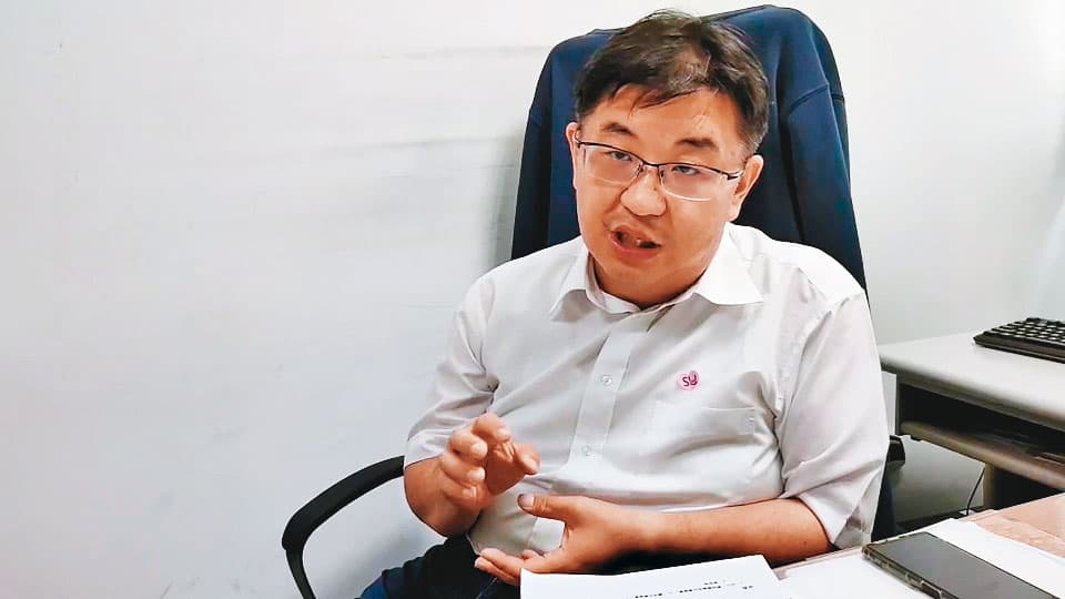 東吳大學教授胡博硯建議,應立法管制不當使用或販賣笑氣的行為。