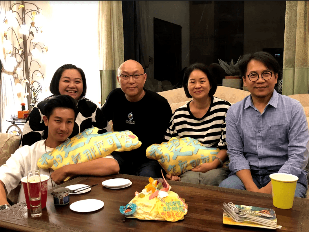 Darren邱凱偉(左起)、鍾欣凌、導演鄧安寧、製作人陳慧玲、許傑輝齊聚觀賞《我的婆婆》,與觀眾直播互動。(公視提供)
