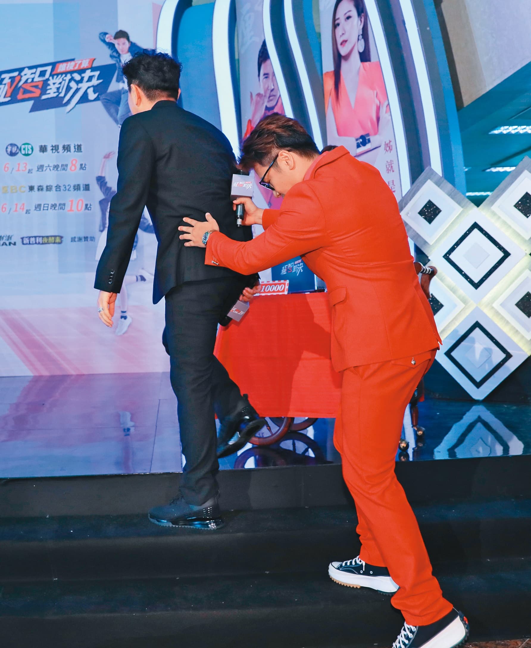 不僅背對空幹,歐漢聲上台時還作勢推著庹宗康的屁屁,兩男肢體互動蠻多。