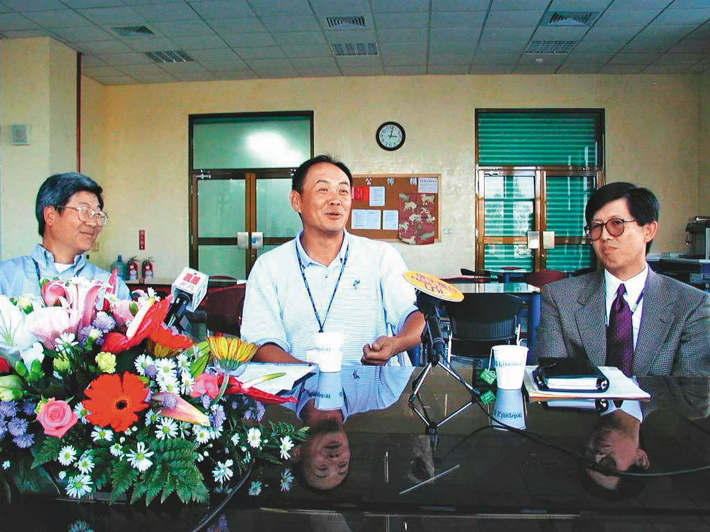 全球最大記憶體模組廠金士頓創辦人孫大衛(中)的50億元金援,是力晶起死回生的關鍵。(聯合知識庫)