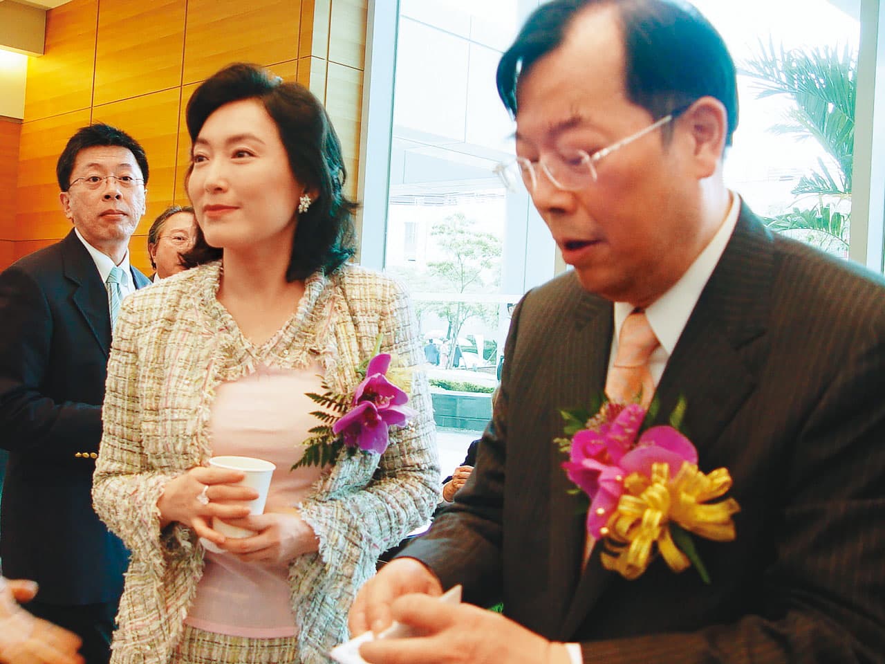 世家望族出身的黃崇仁(前右)愛收藏藝術品,夫人于素珊(前左)不但是知名藝人,也是名醫之女。(聯合知識庫提供)
