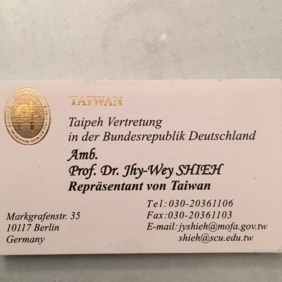 駐德國大使謝志偉的名片有Taiwan字樣,曾引起國民黨立委陳以信質疑。(翻攝自謝志偉粉絲頁)