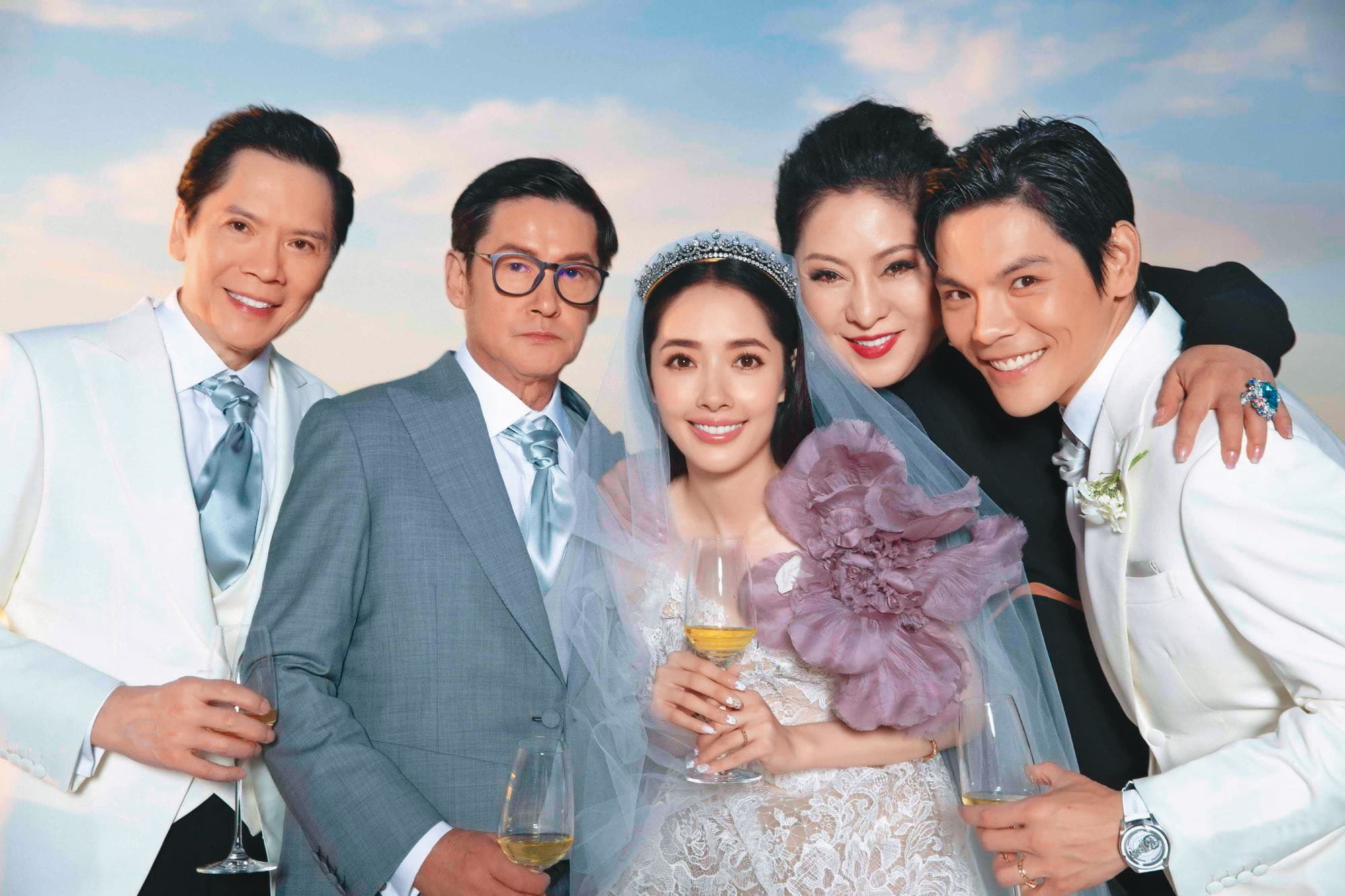 郭碧婷(中)去年9月10日在義大利舉辦婚禮,嫁給香港娛樂大亨向華強長子向佐(右1),成為許多人稱羨的對象。(翻攝自向佐微博)