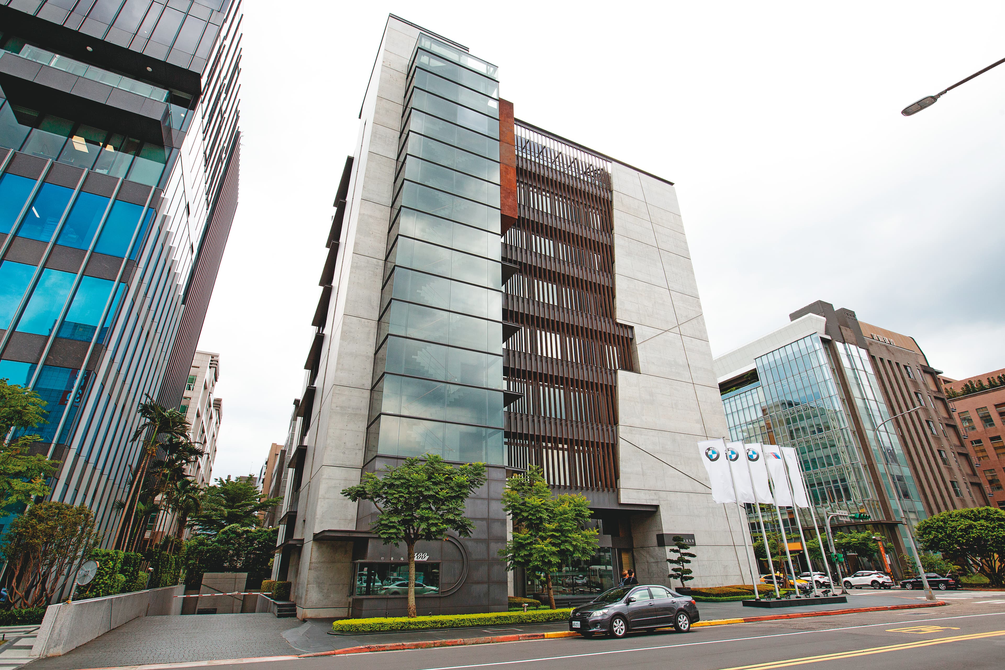 汎德永業集團總部位在台北市內湖區,清水模外牆設計,十分氣派。