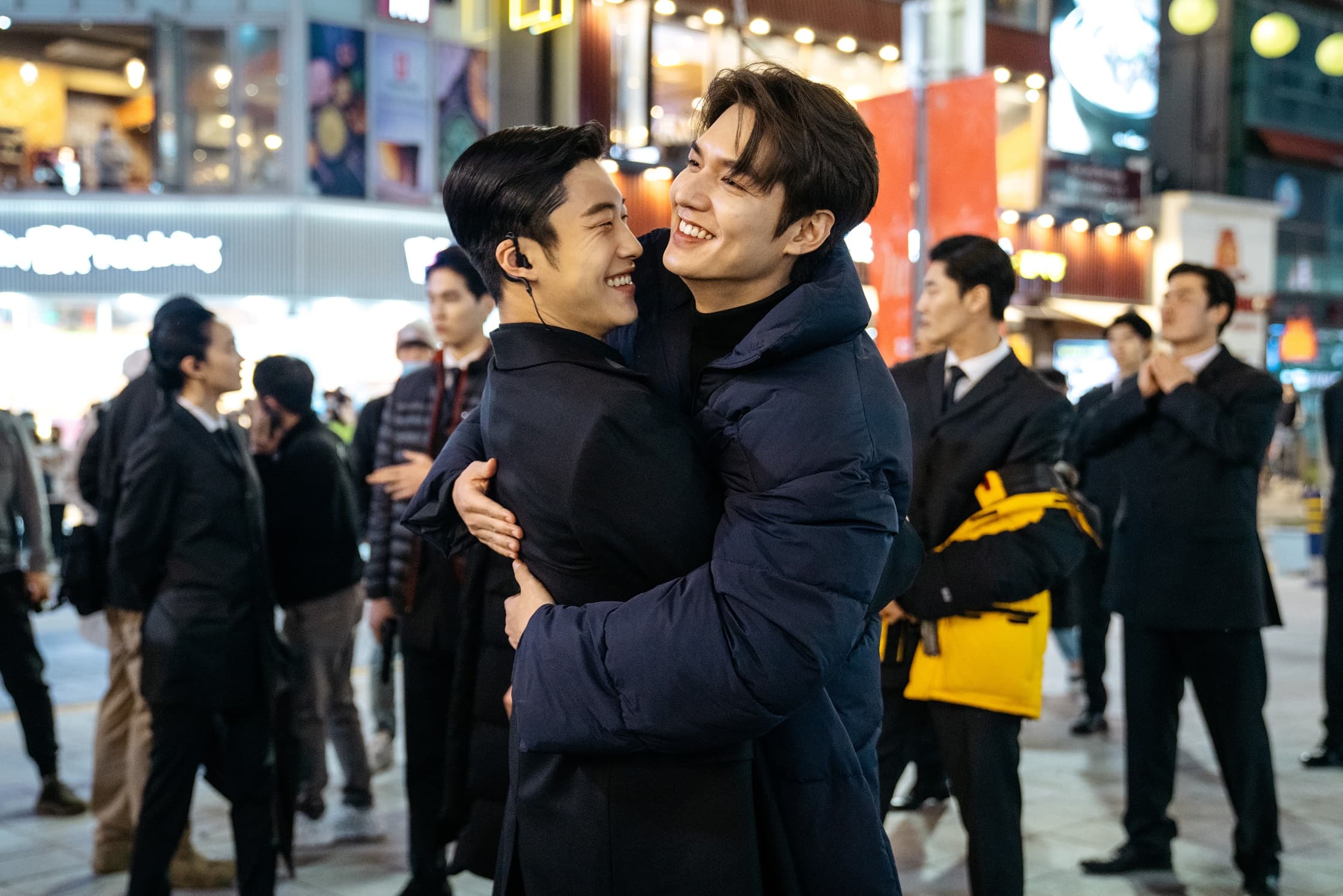 禹棹煥(左)和李敏鎬戲裡戲外都是好哥兒們。(Netflix提供)