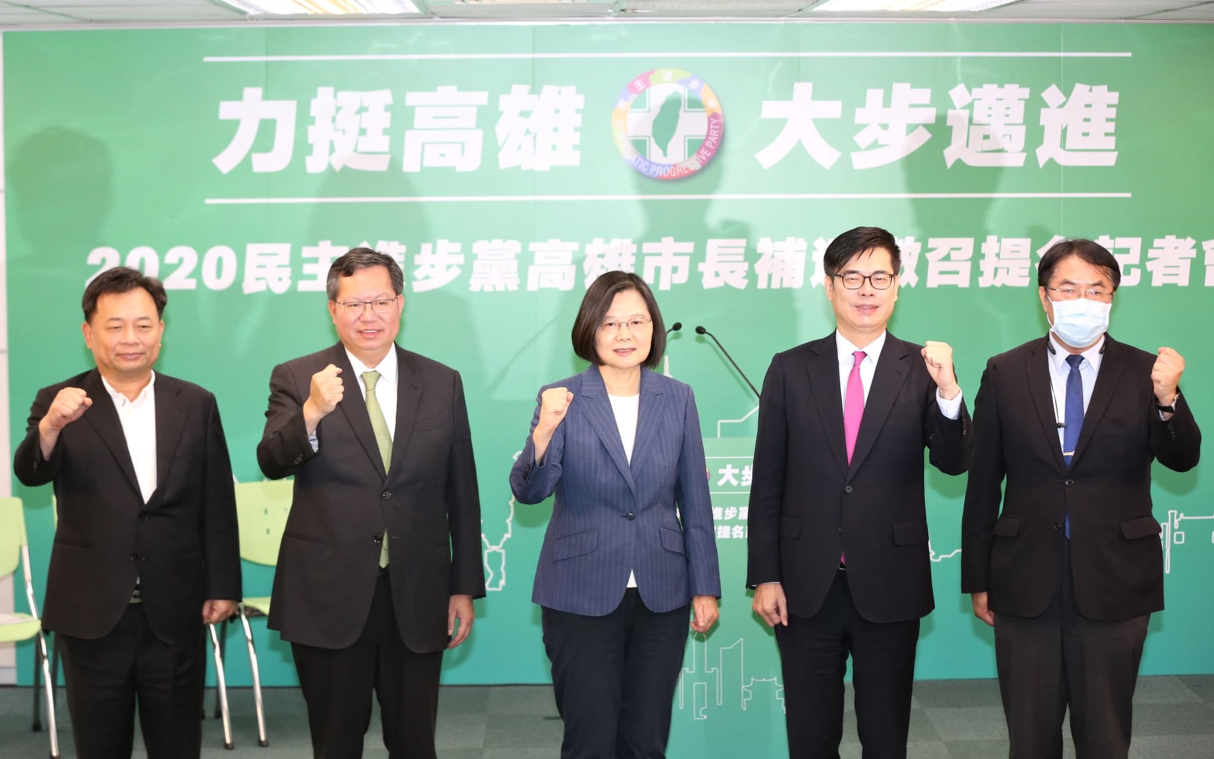 民進黨中常會今通過徵召陳其邁(右2)參選高雄市長補選,黨主席蔡英文(中)、桃園市長鄭文燦(左2)、台南市長黃偉哲(右1)都出席記者會力挺。