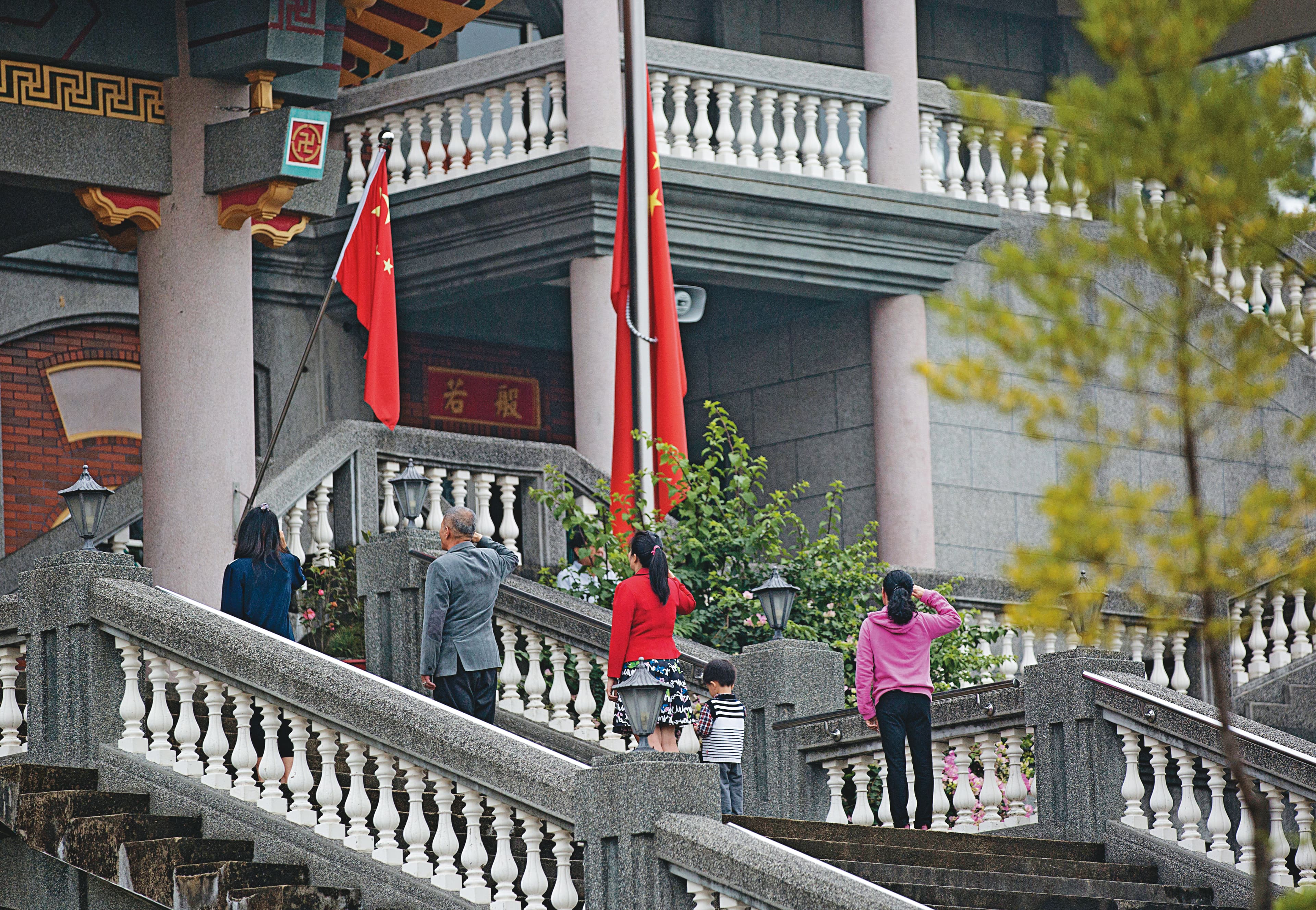 廟宇改建花費不貲,位於彰化縣的碧雲禪寺曾經因改建費用暴漲至3千萬元,比丘尼無力還款,導致廟產被對方侵占,甚至插上5星旗,改裝成「5星旗愛國教育基地」。